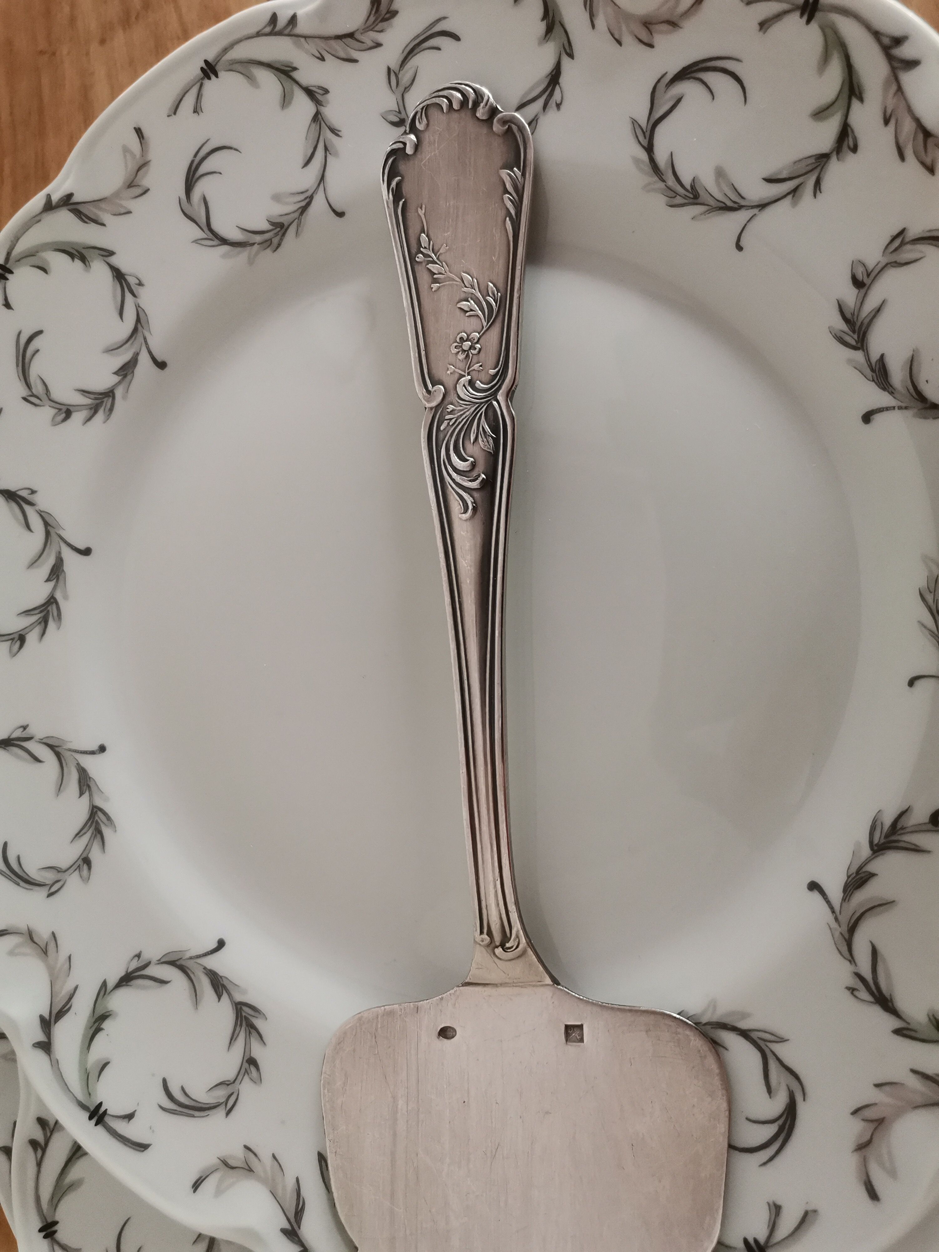 Silver metal cake shovel