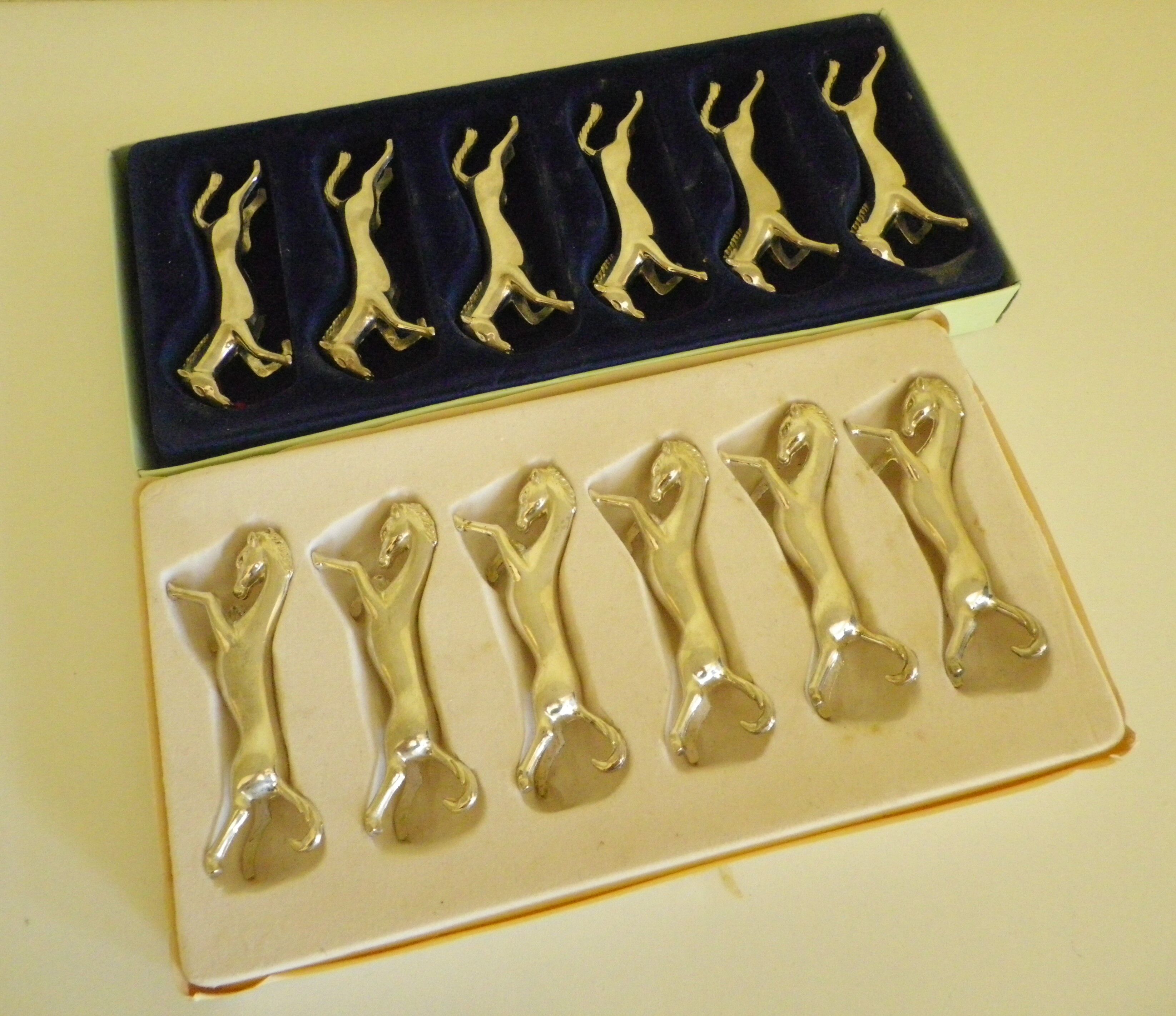 Silver metal knives in their origin box