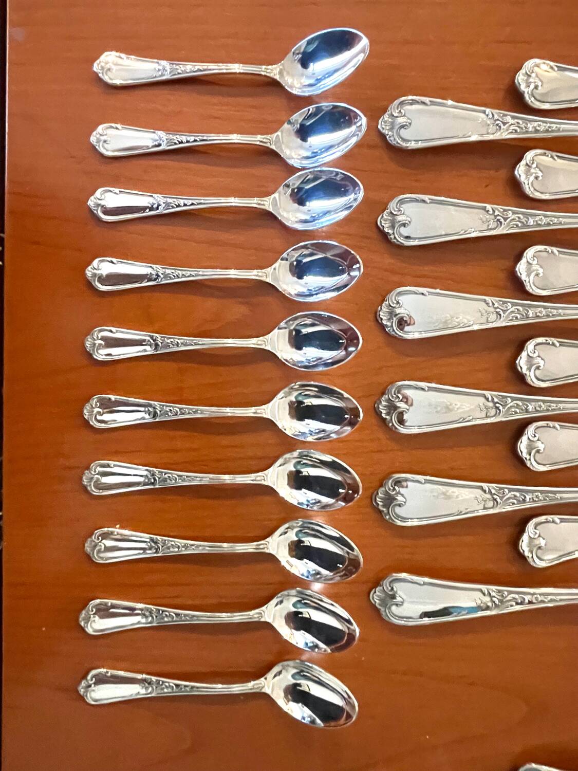 Ercuis cutlery set, 124 pieces, Louis XV style, in near-new condition.