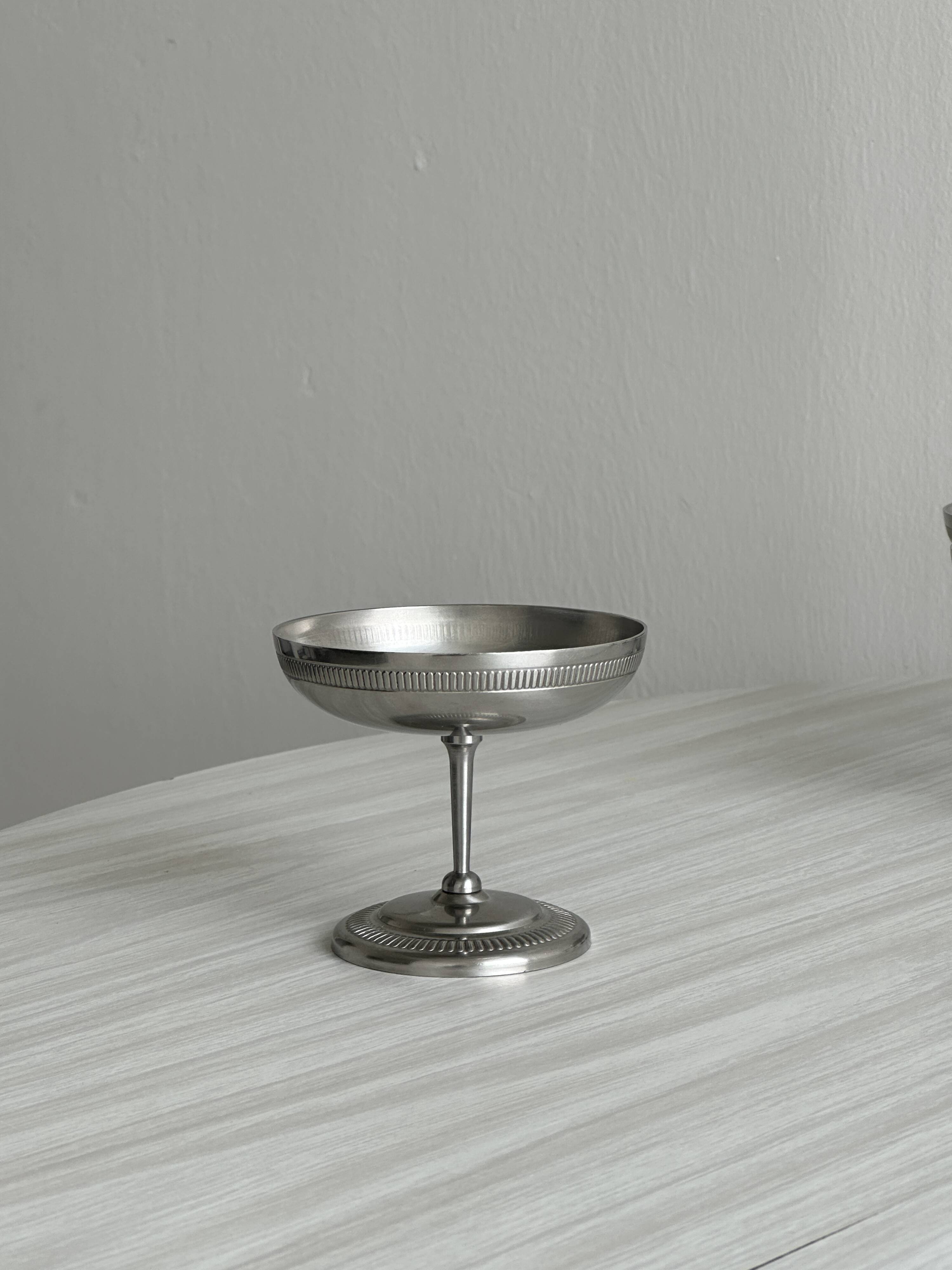 6 coupelles sur pied en inox