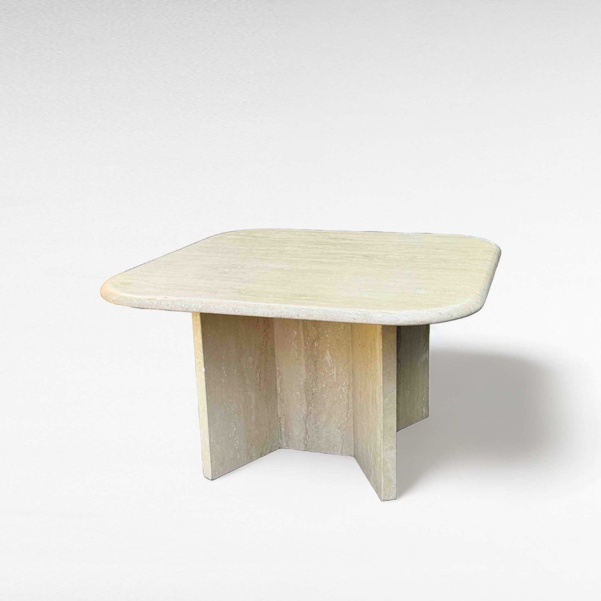 Table basse carrée en travertin aux coins arrondis, Italie, années 1970