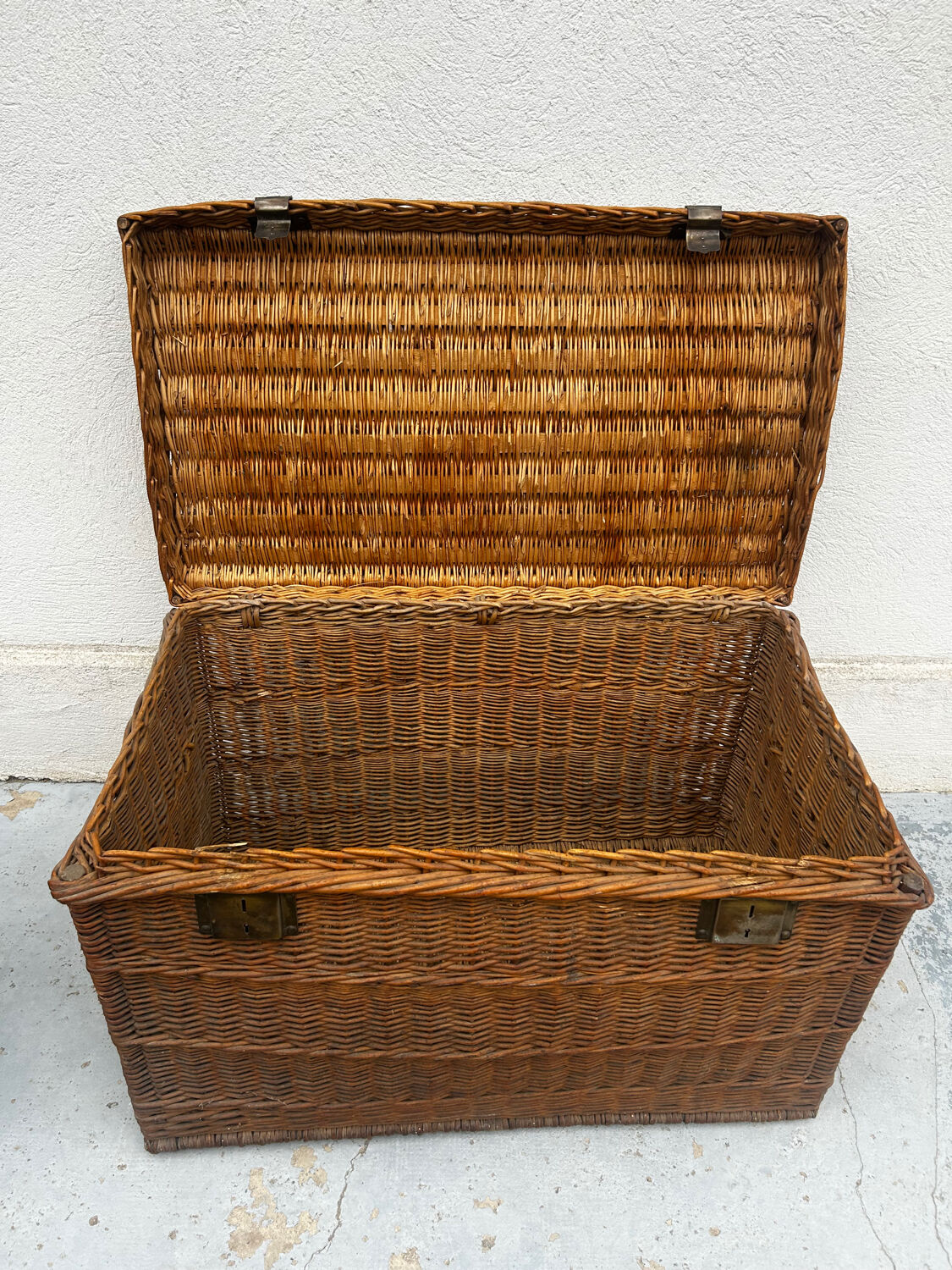Woven wicker basket
