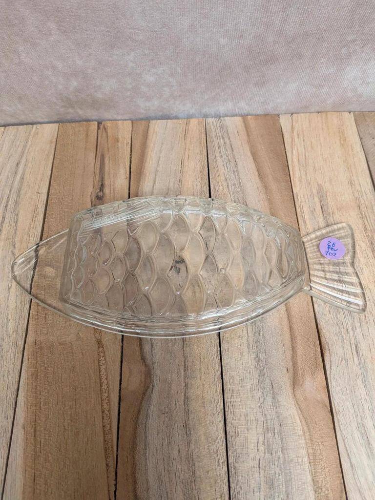 Ramequin ancien en verre moulé forme poisson