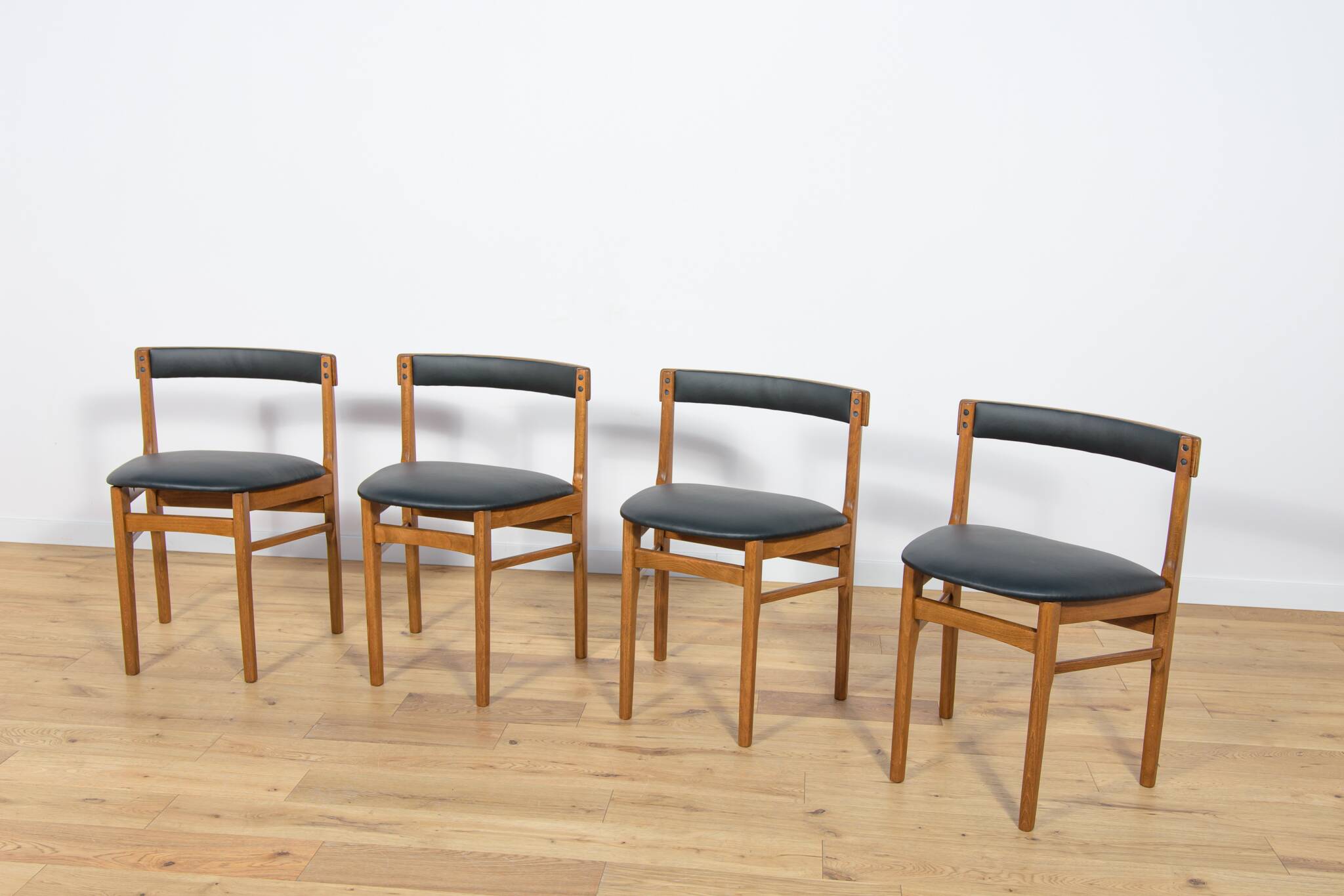 Mid century round extendable dining table and chairs from mcintosh, 1960s, set of 5