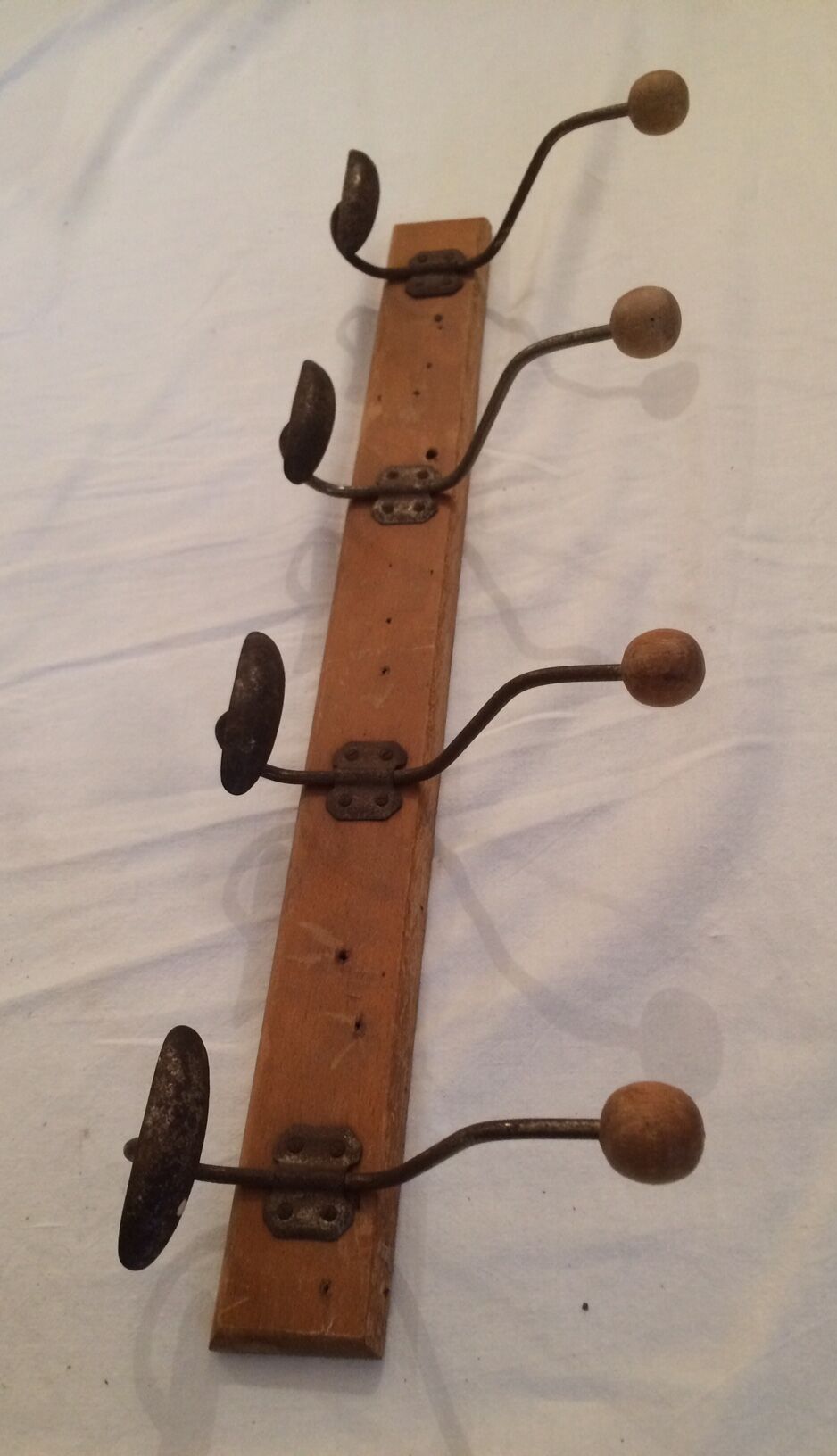 4 hooks, metal and logs of wood