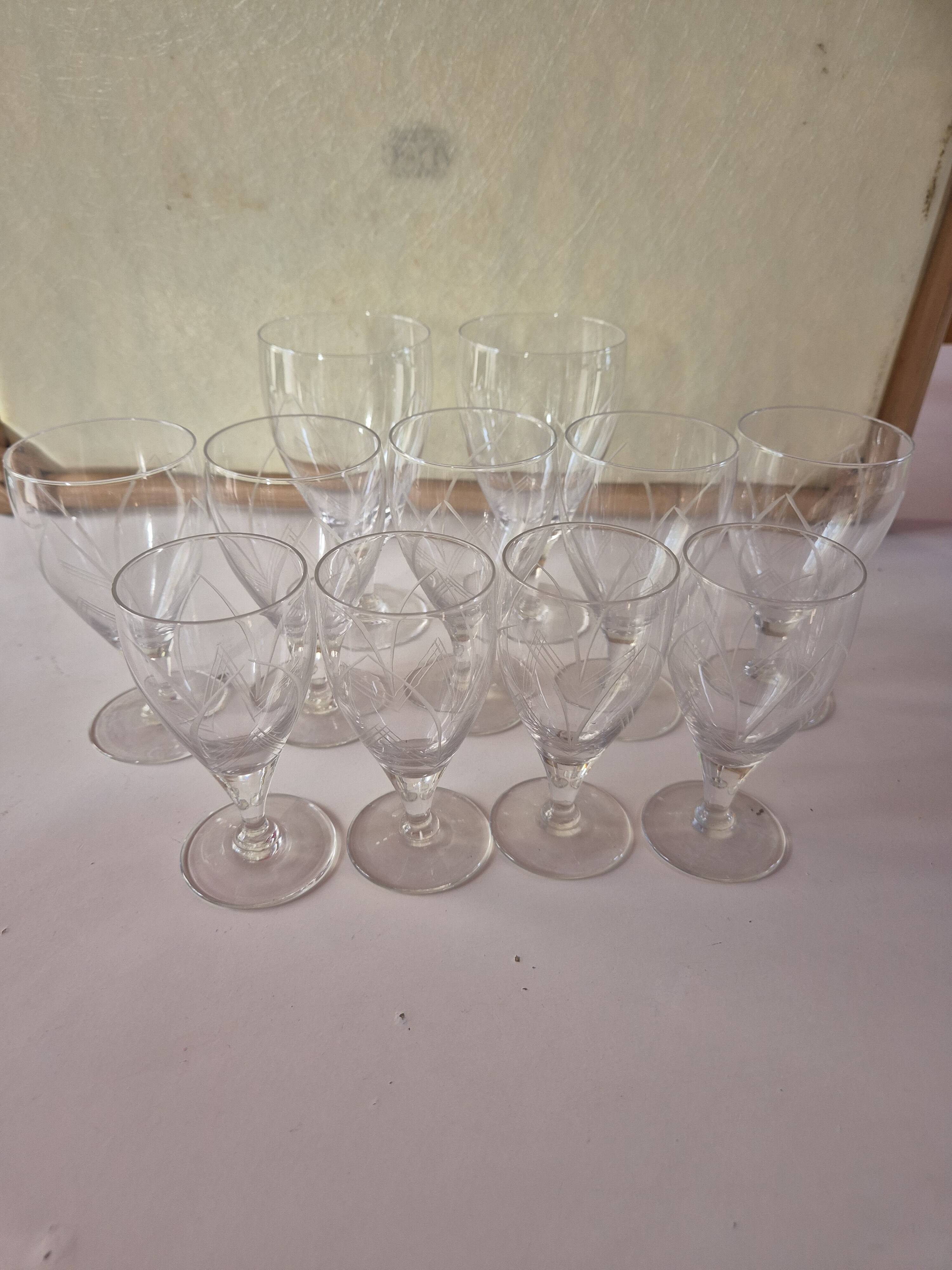 Bel ensemble de 11 verres à pied vintage – Cristal gravé Art Déco – 3 taill