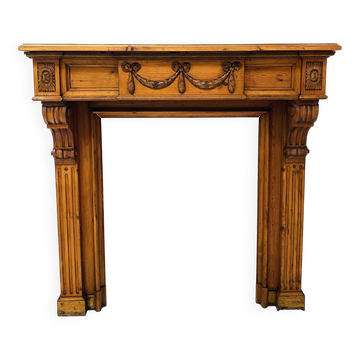 Louis XVI style fireplace in solid fir, 19th century.