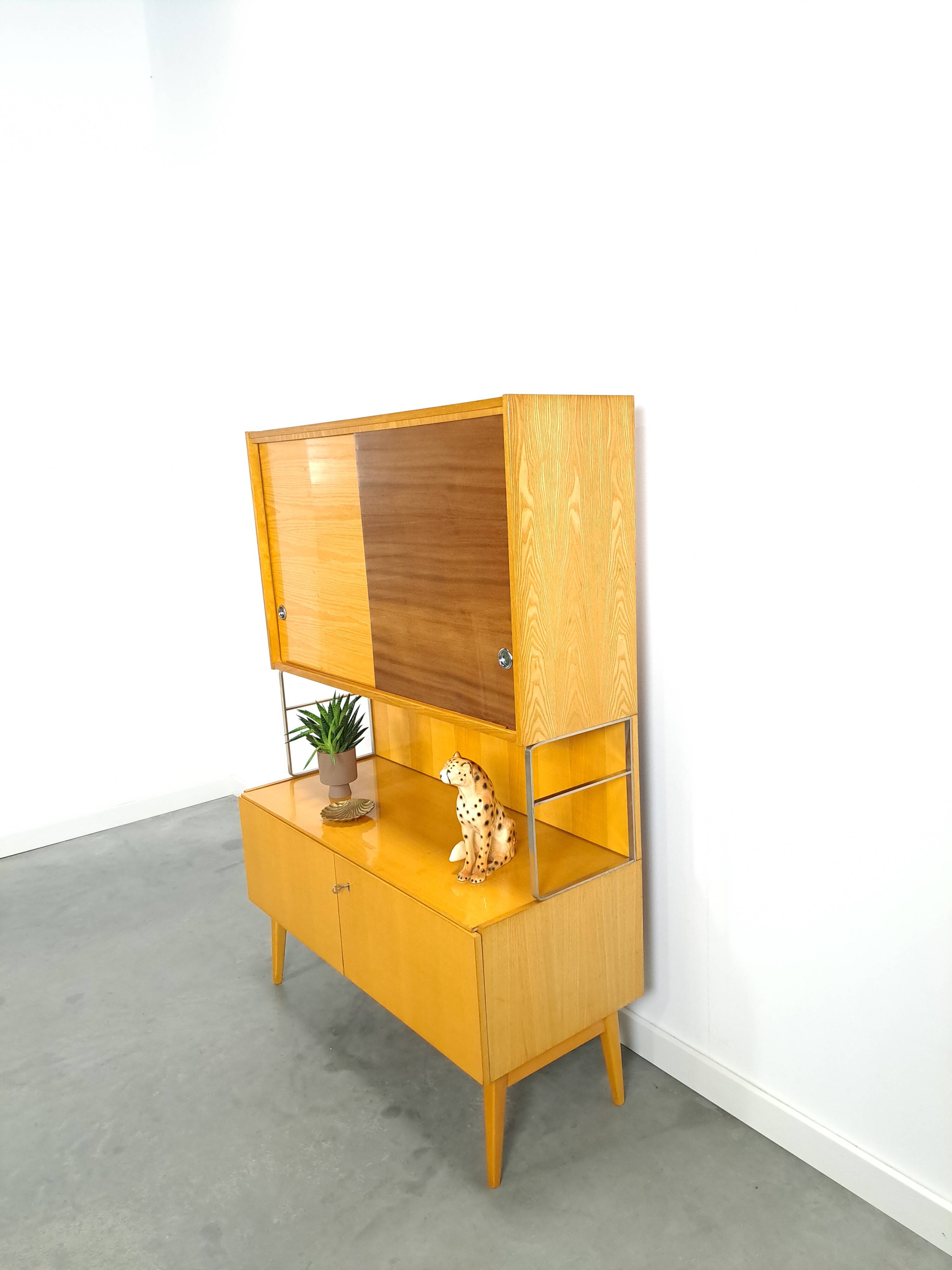 Jitona design vitrinekast met 2 kleuren fineer en schuifdeuren