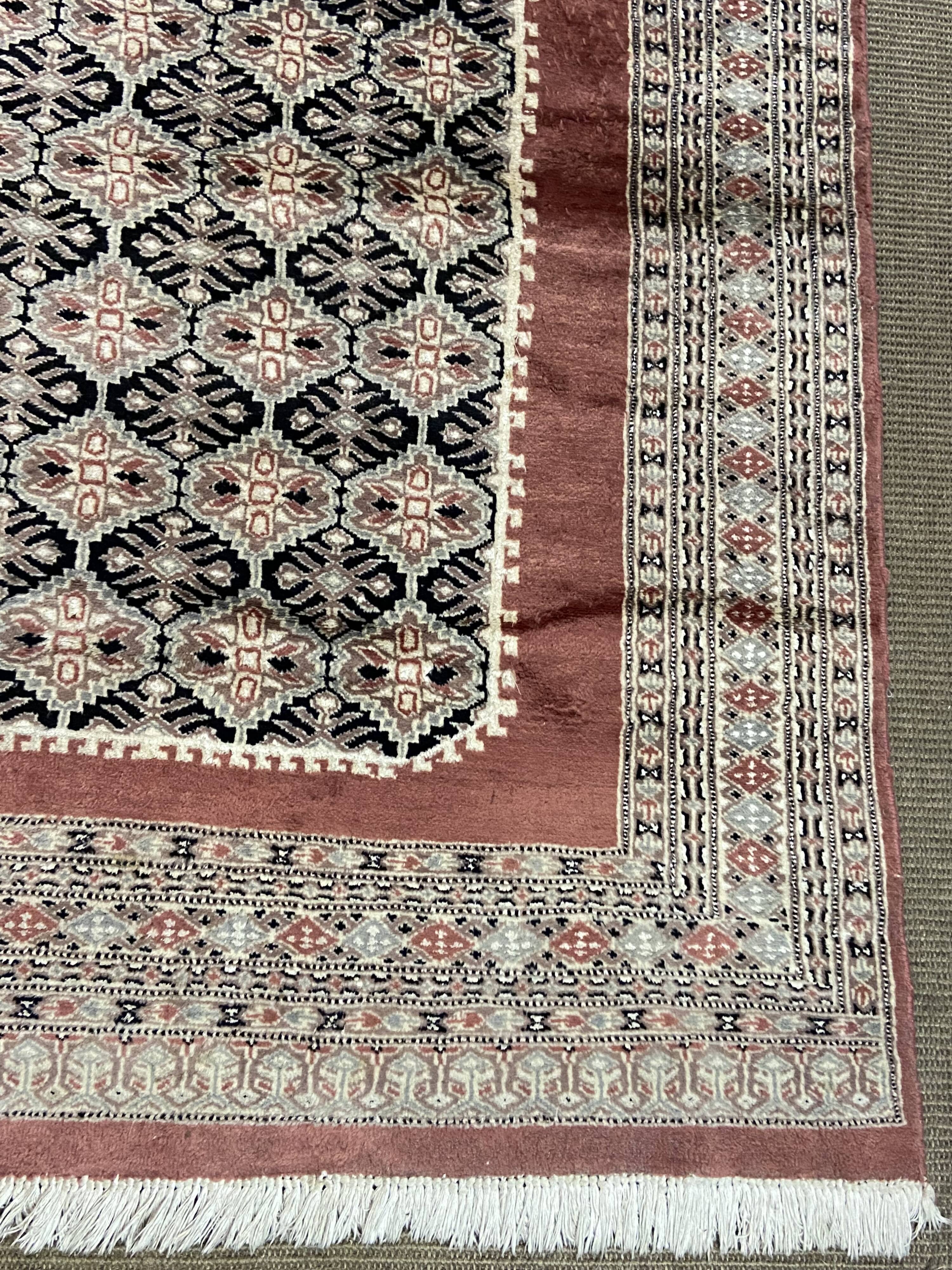 Handmade wool Oriental rug from Pakistan