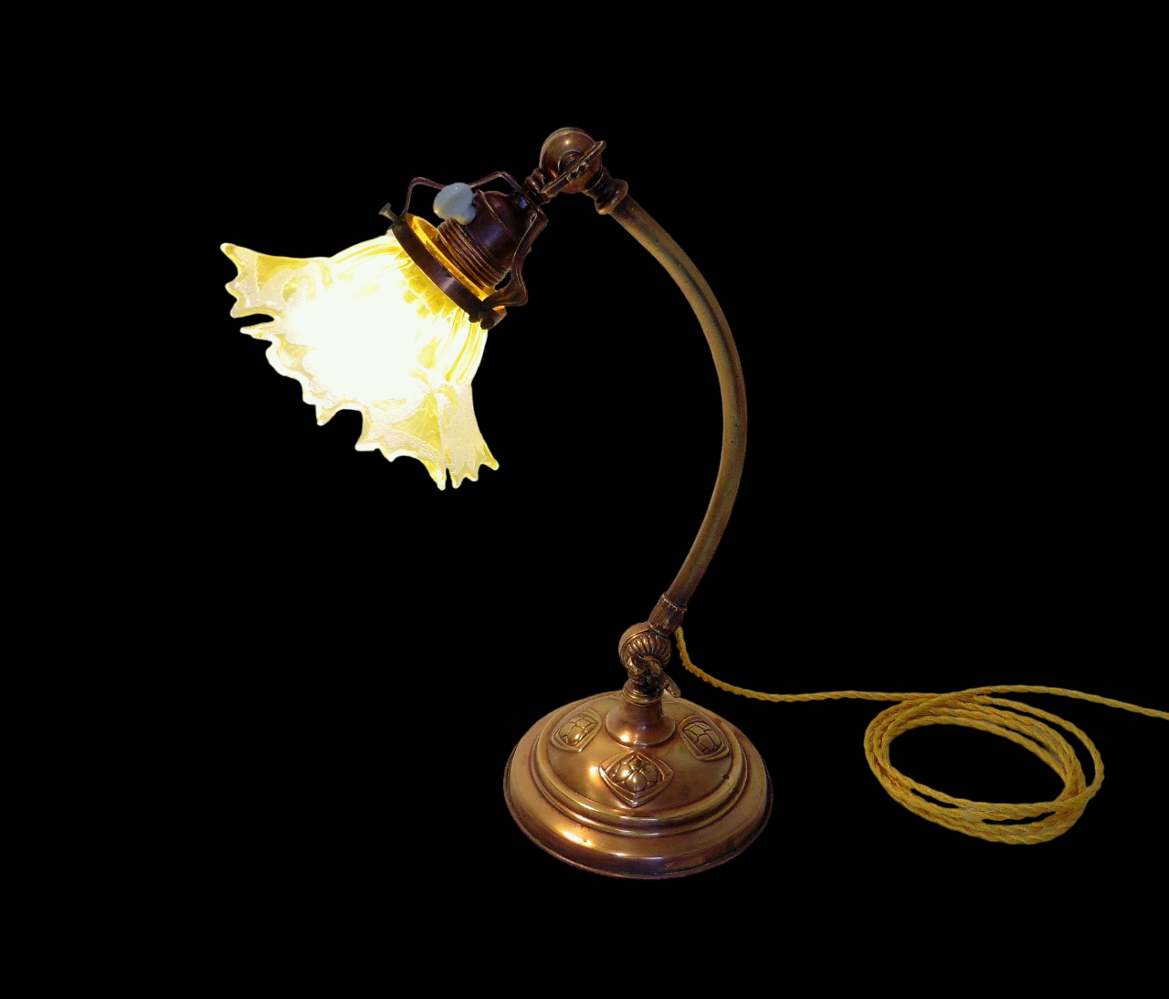 Lamp - foot in weighted brass Swungeneck adjustable with its acid-engraved crystal lampshade