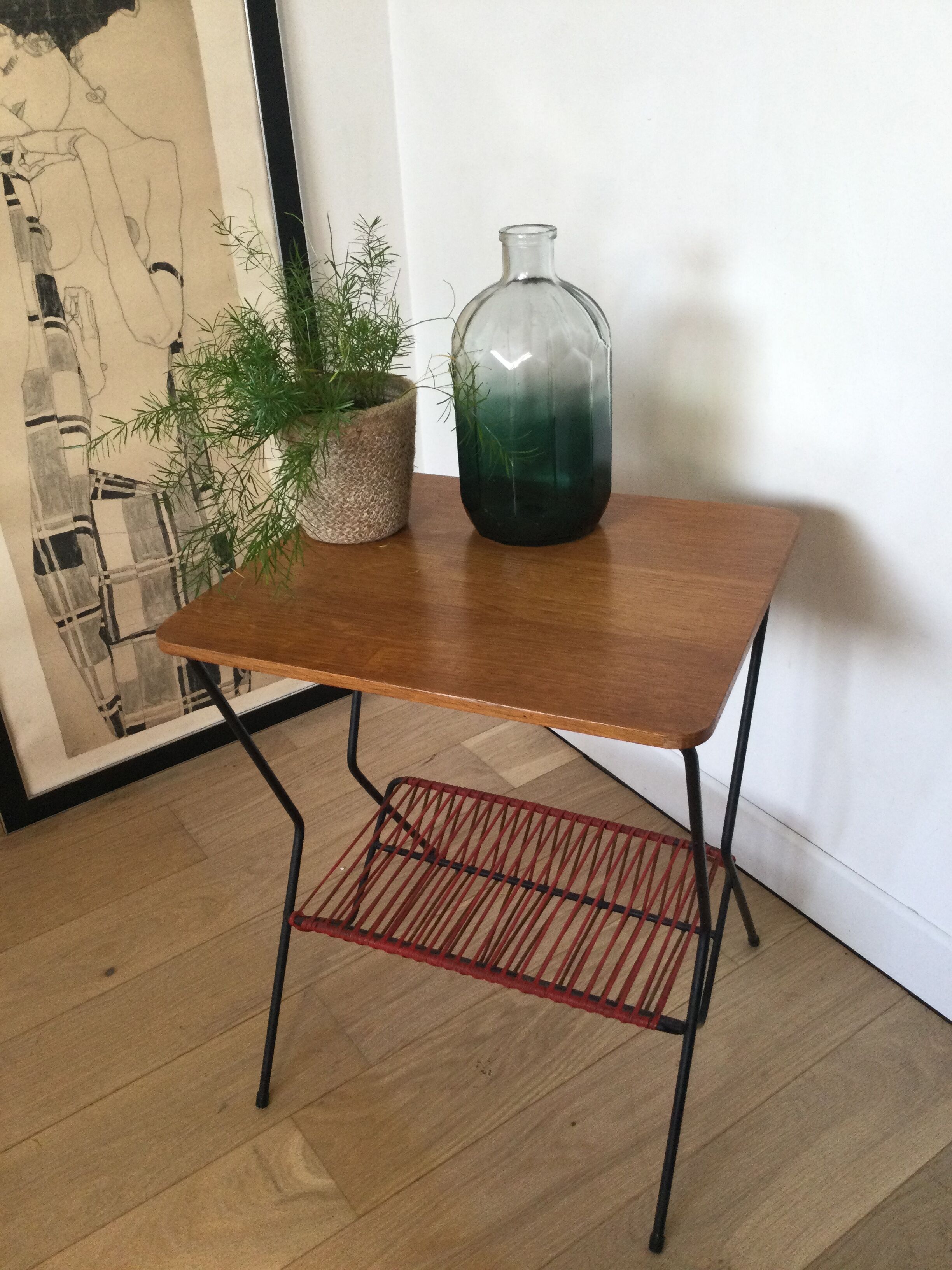 Table bois années 50 avec range vinyles et revues scoubidou