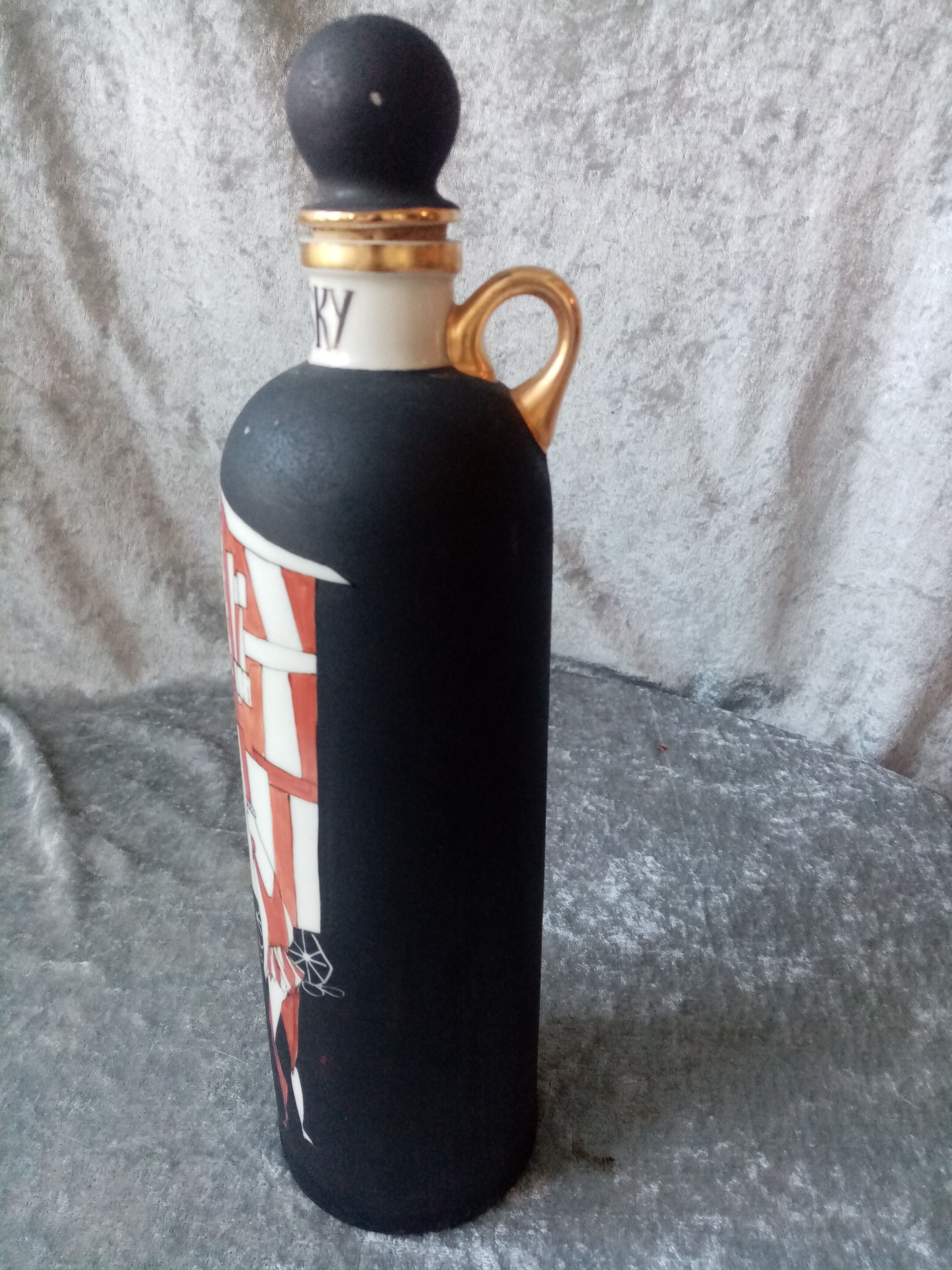 Designer porcelain whisky bottle hand-decorated signed su re da made in spain 9/17