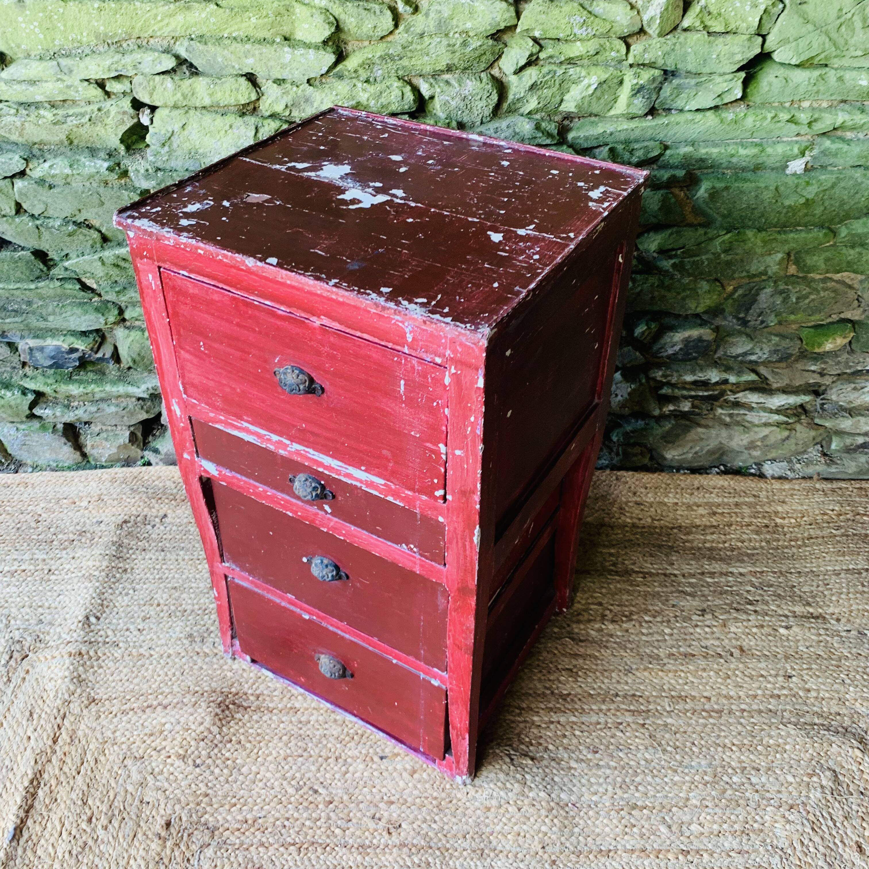 Atypical 4-drawer chest of drawers