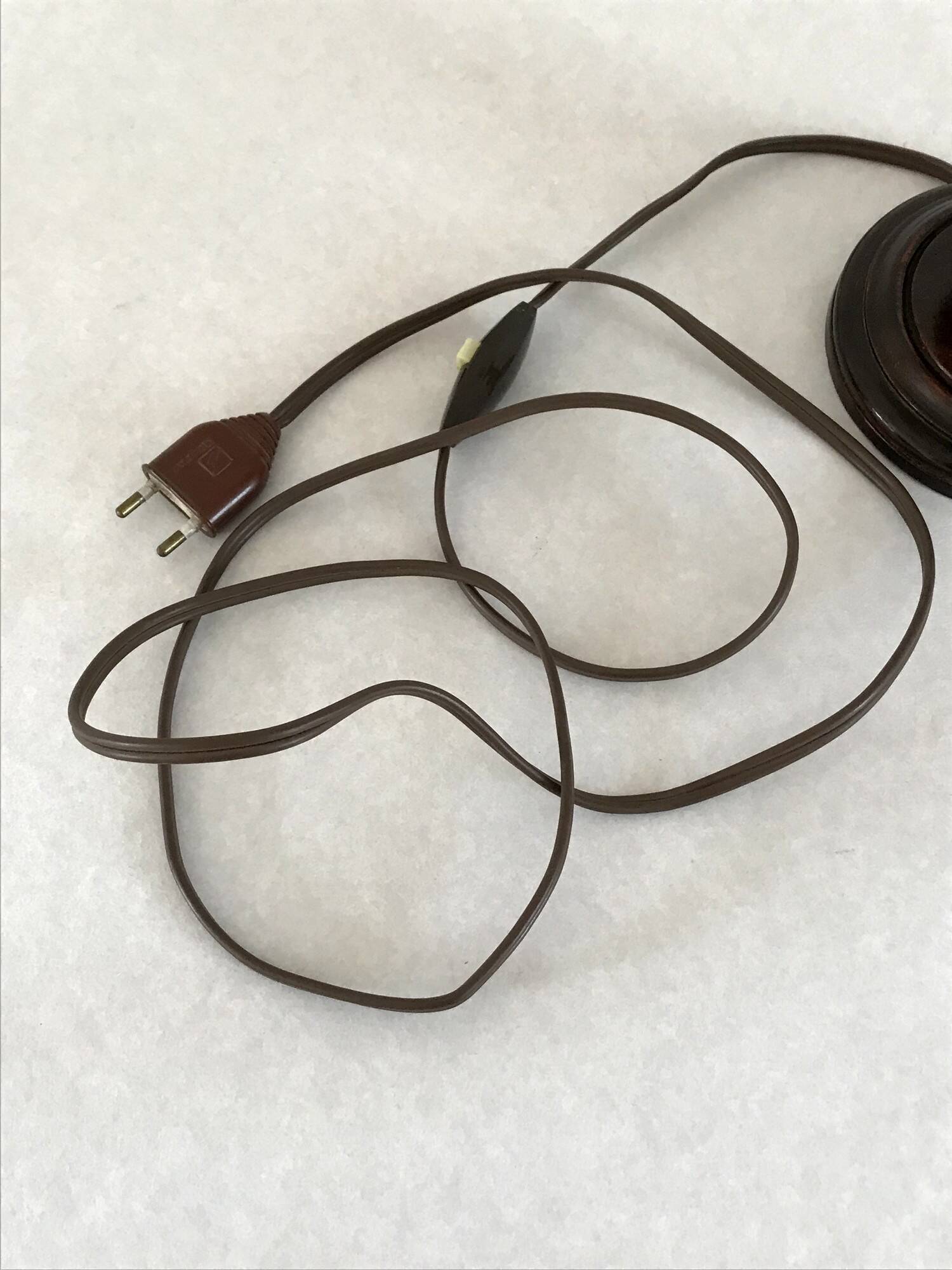 Art Deco lamp in turned wood from the 1930s