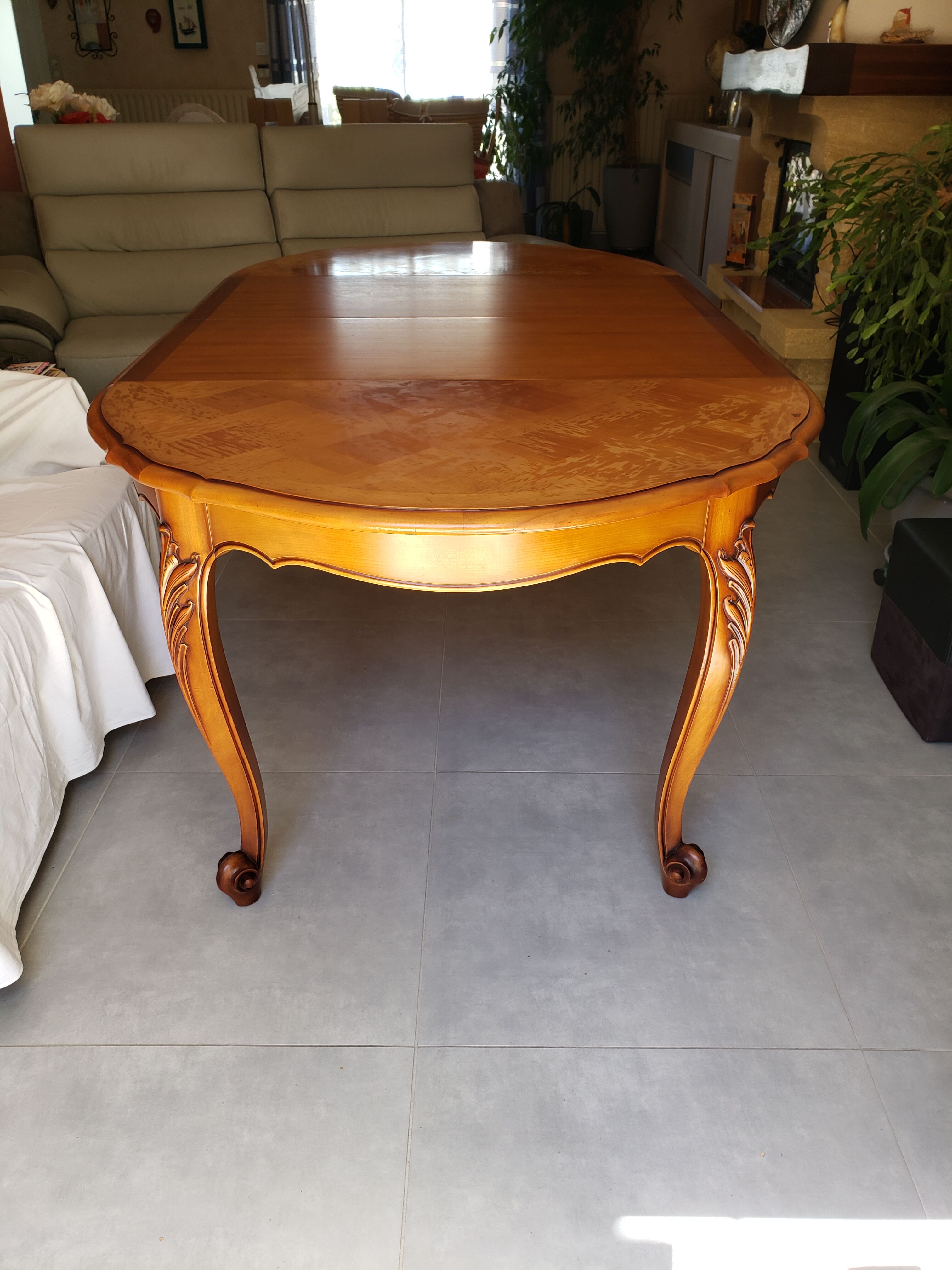 Extendable round table Louis XV style with its 2 extensions