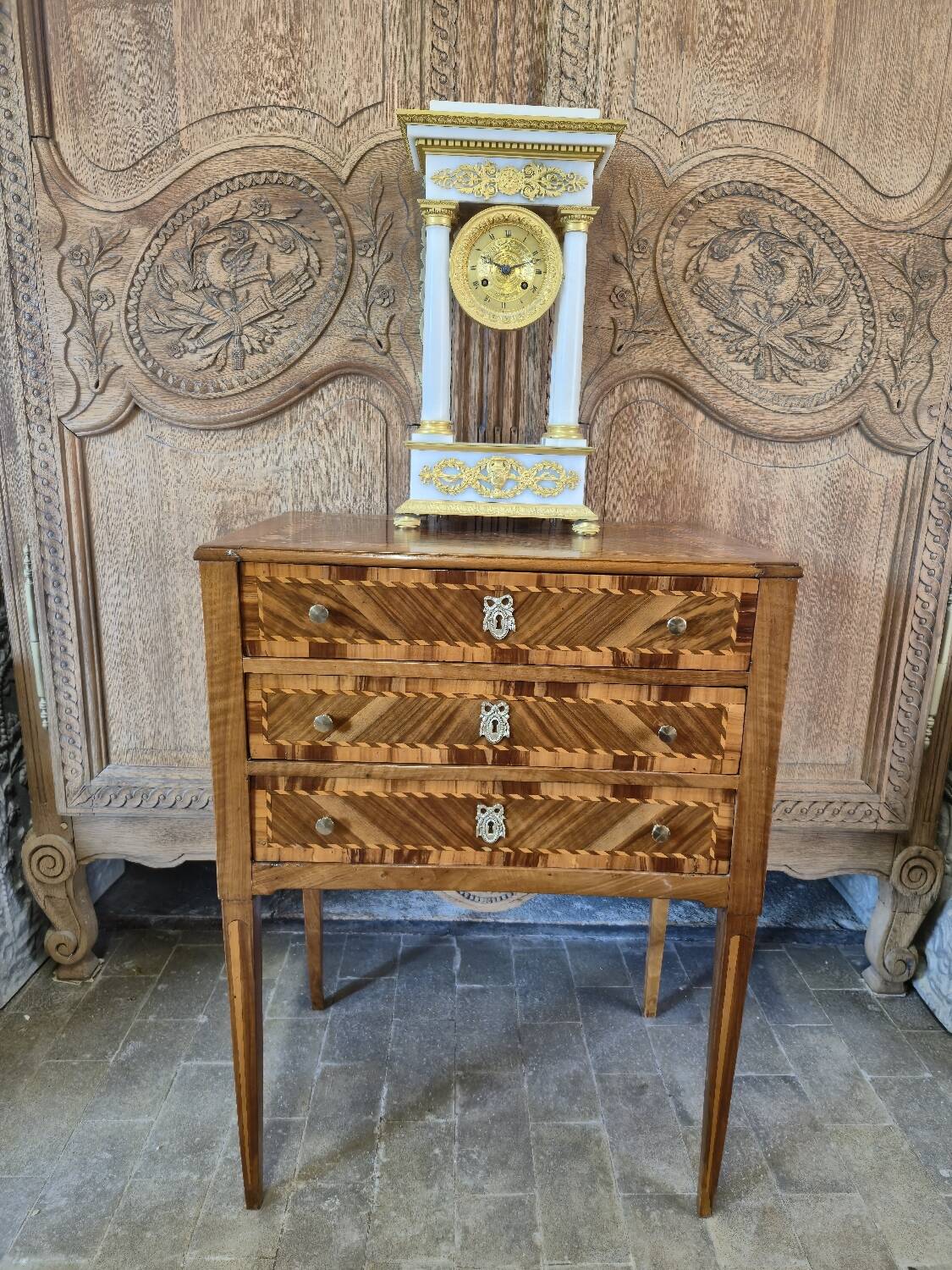 Commode Chiffonnier d'époque Louis XVI en marqueterie
