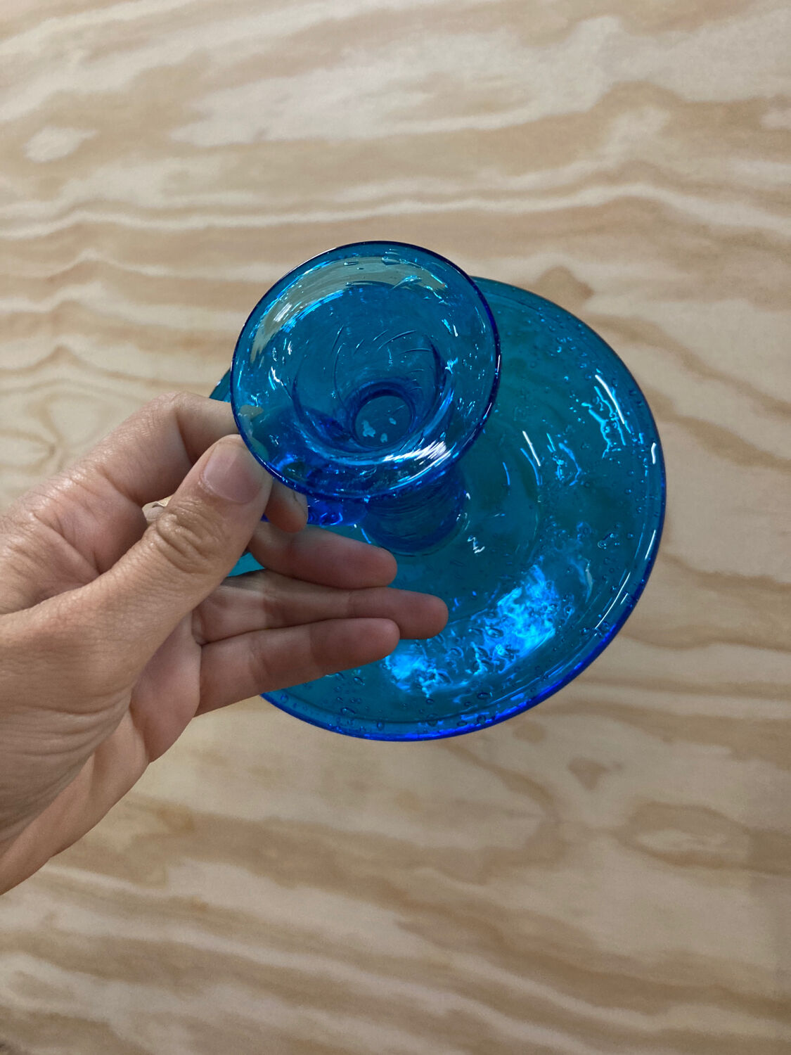 Bougeoir en verre soufflé bleu style Biot