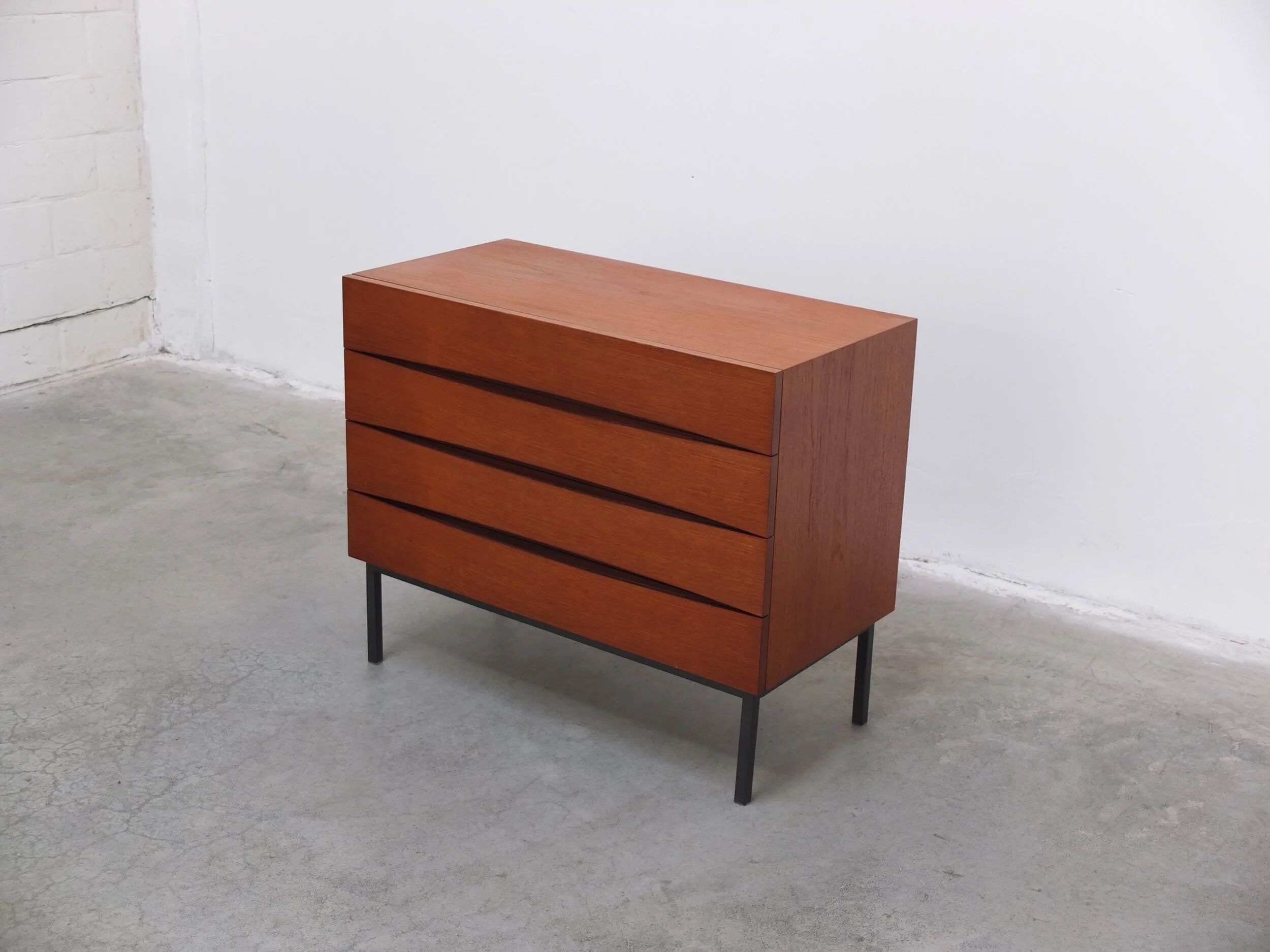 Commode unique dans le style d'Arne Vodder, années 1960.