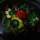Superbe plateau ancien en métal peint à la main – motif floral coloré