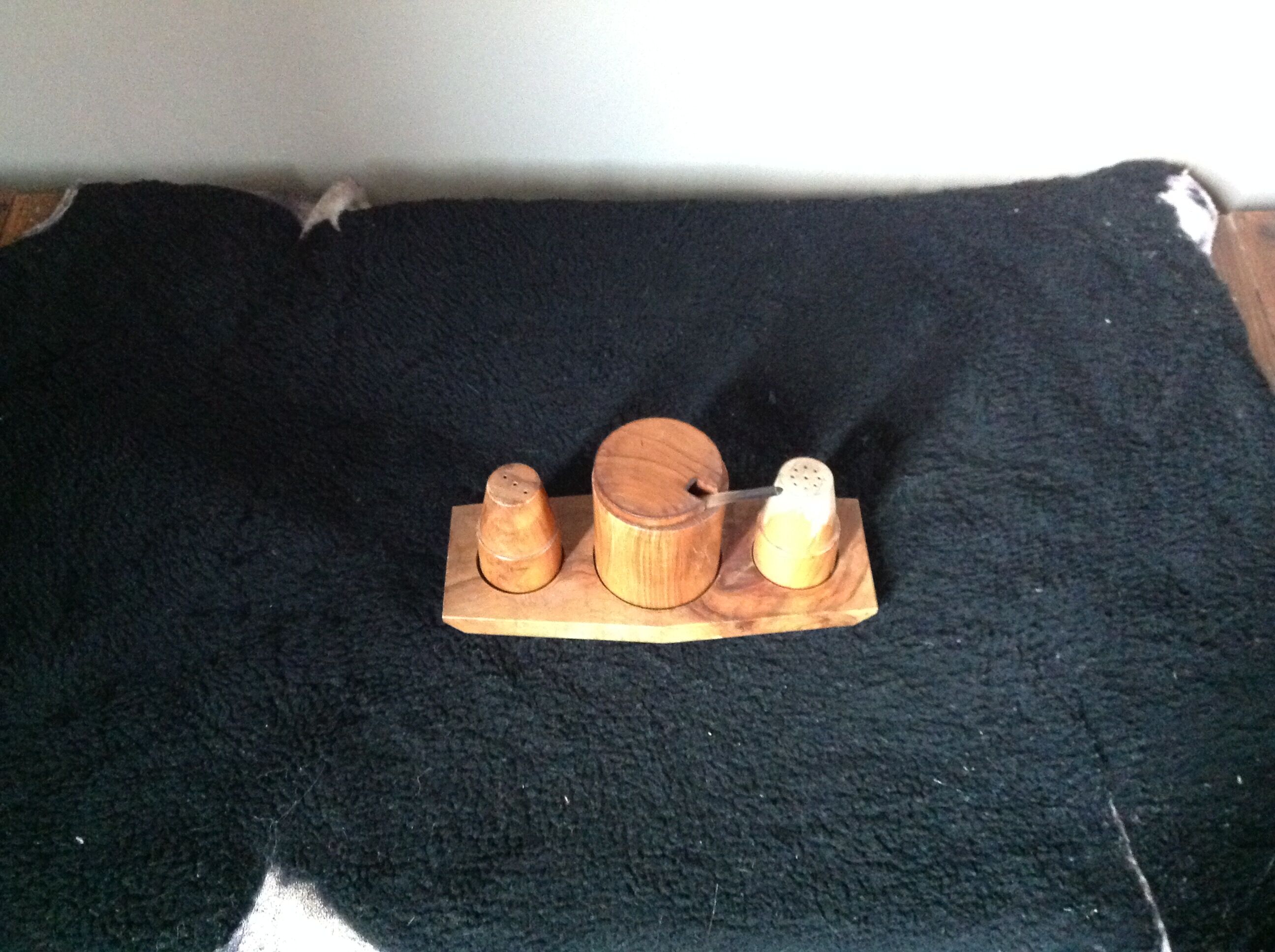 Servant salt pepper wood olivier