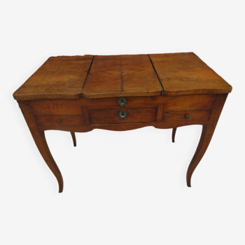 Old rustic dressing table from the 18th century. Walnut and veneer furniture