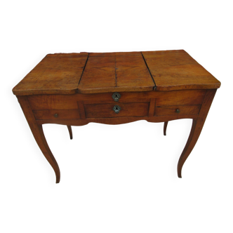 Old rustic dressing table from the 18th century. Walnut and veneer furniture