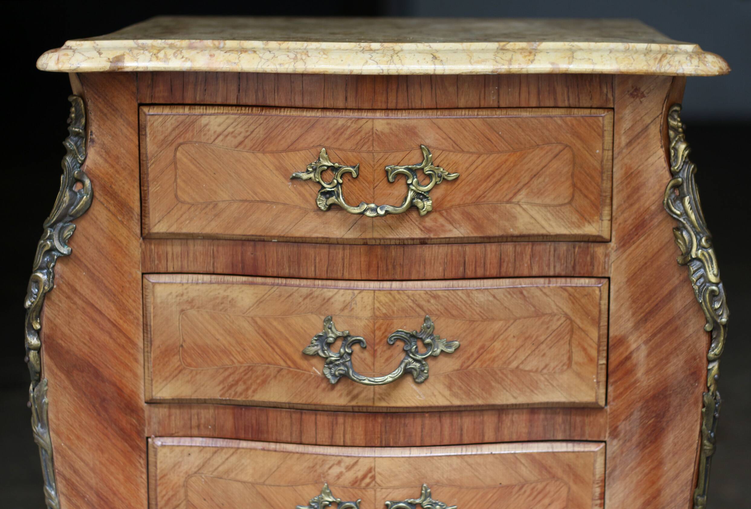 Adorable small veneered chest of drawers.