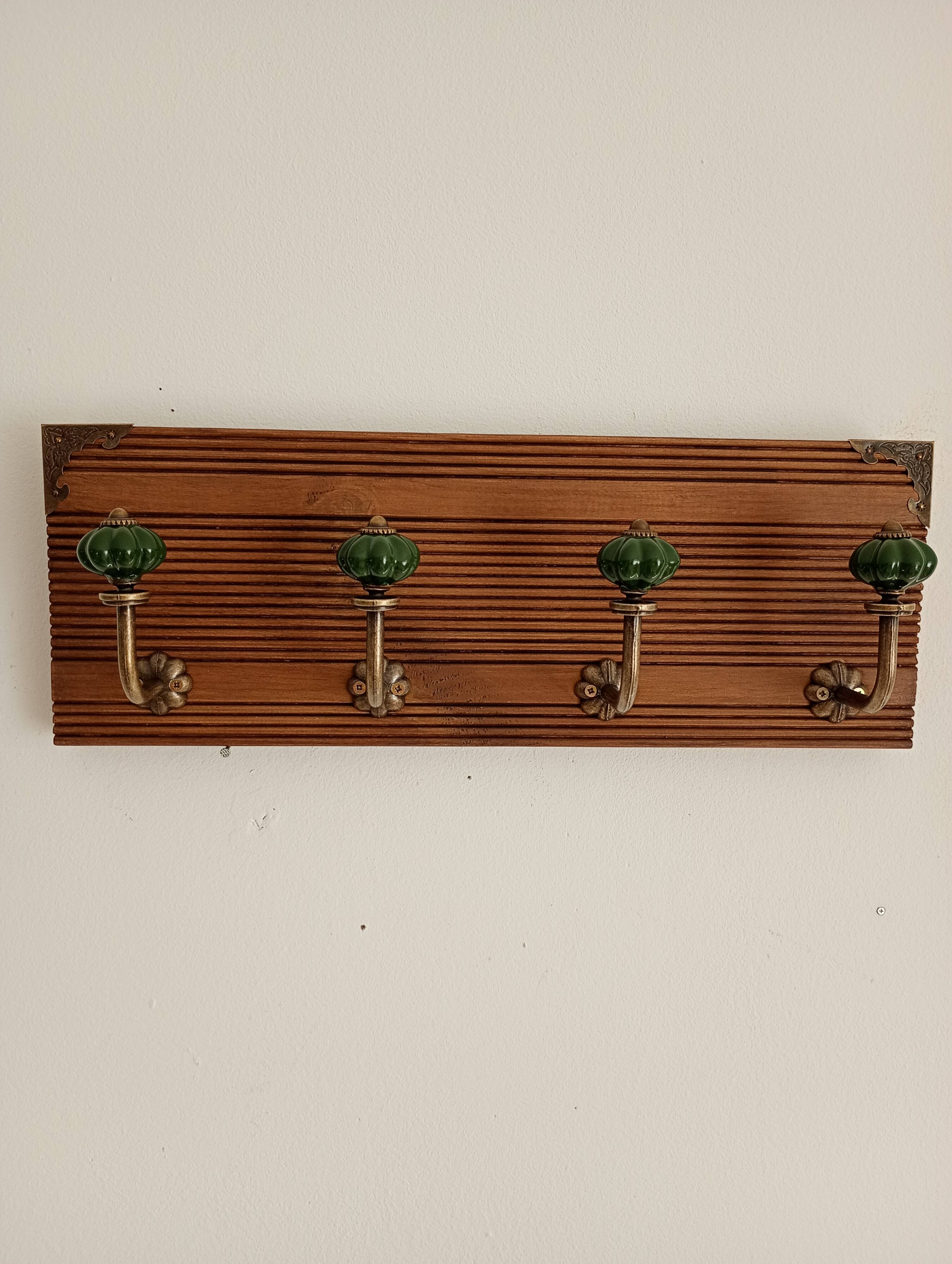 Wall-mounted coat rack with 4 emerald green hooks, grooved wood, 40 cm