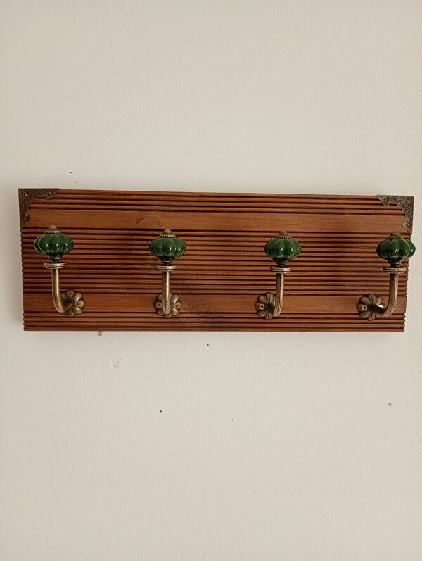 Porte-manteau mural 4 patères vert émeraude bois rainuré 40 cm