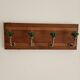 Wall-mounted coat rack with 4 emerald green hooks, grooved wood, 40 cm