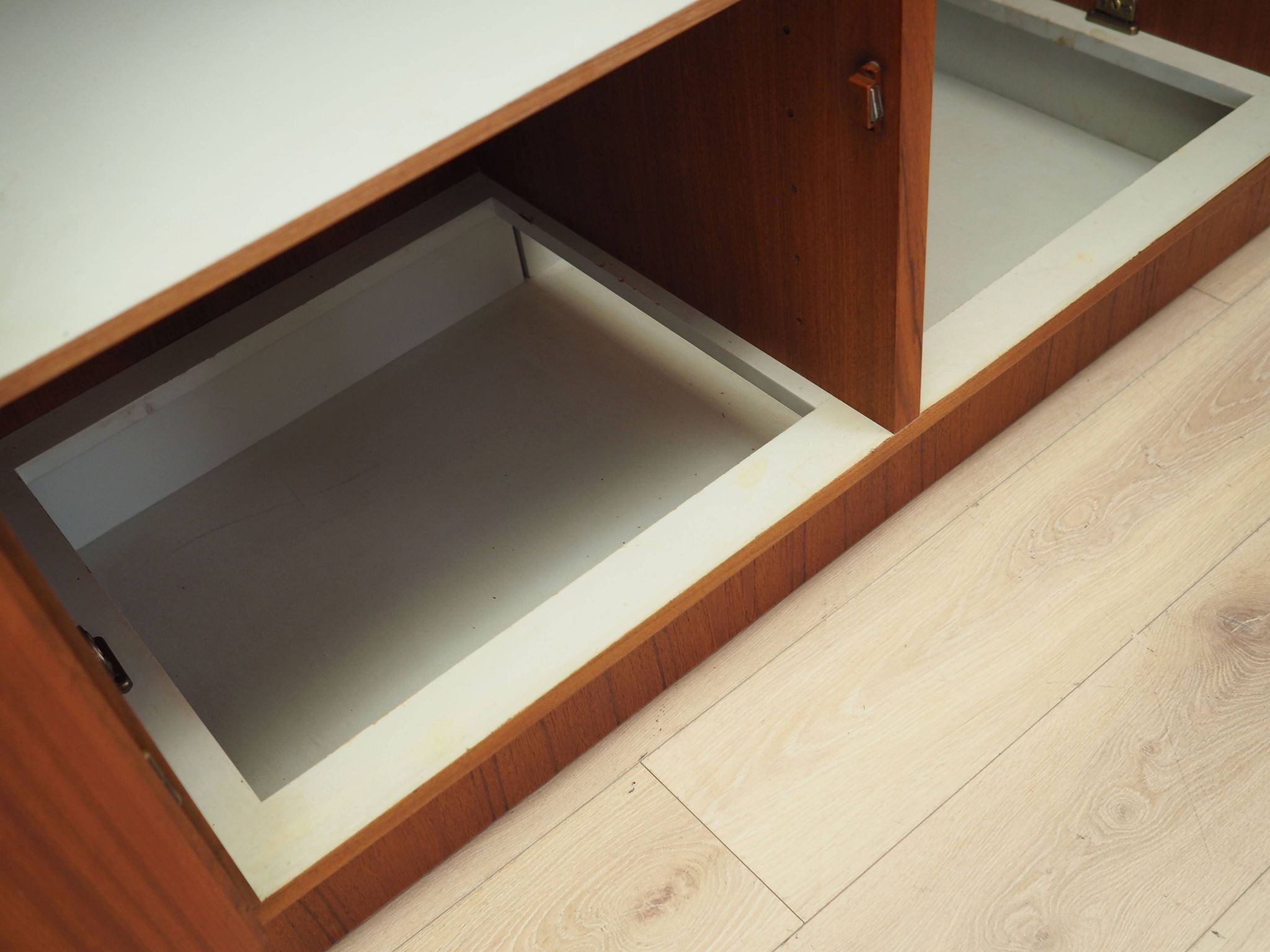 Armoire en teck, design danois, années 1970, fabricant : Omann Jun