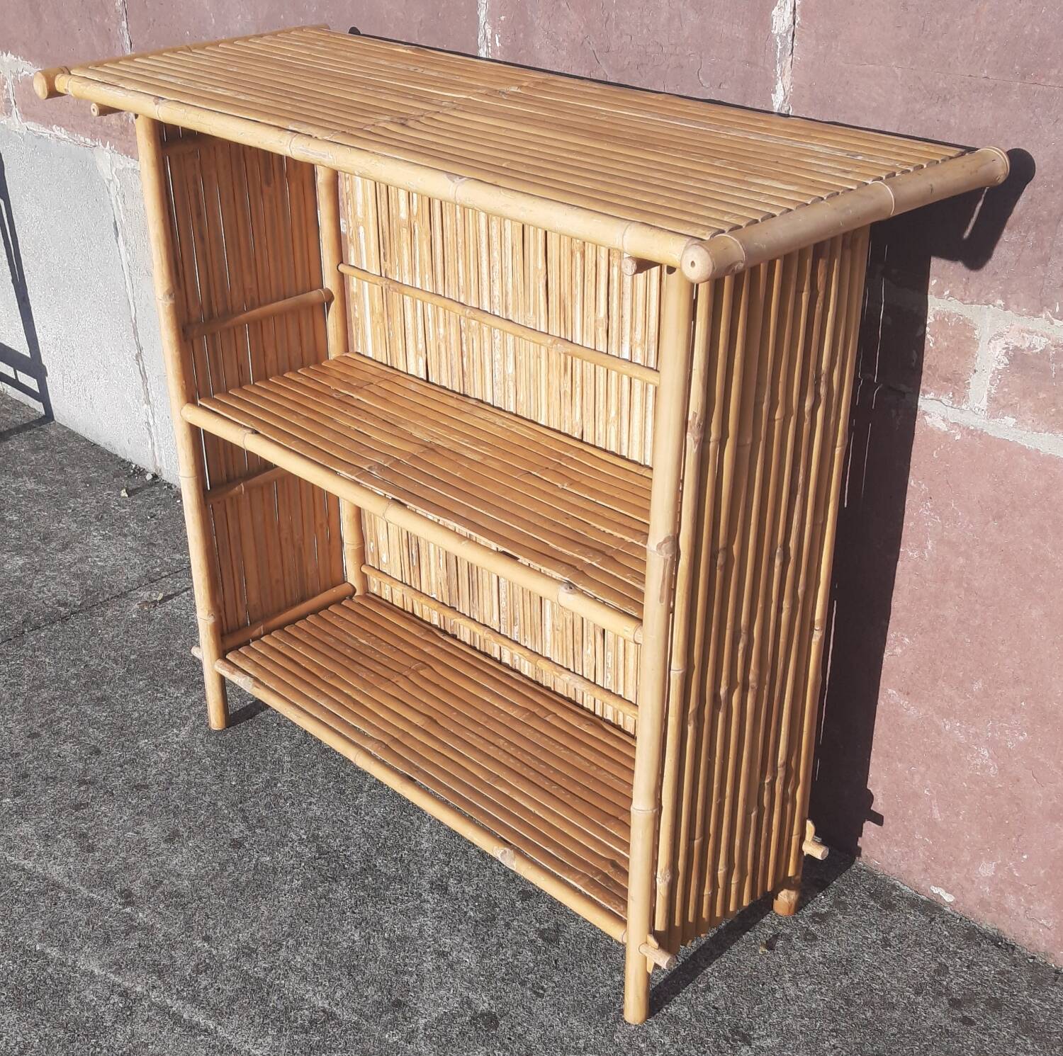 Bamboo counter or bar. (With 2 folding high chairs)