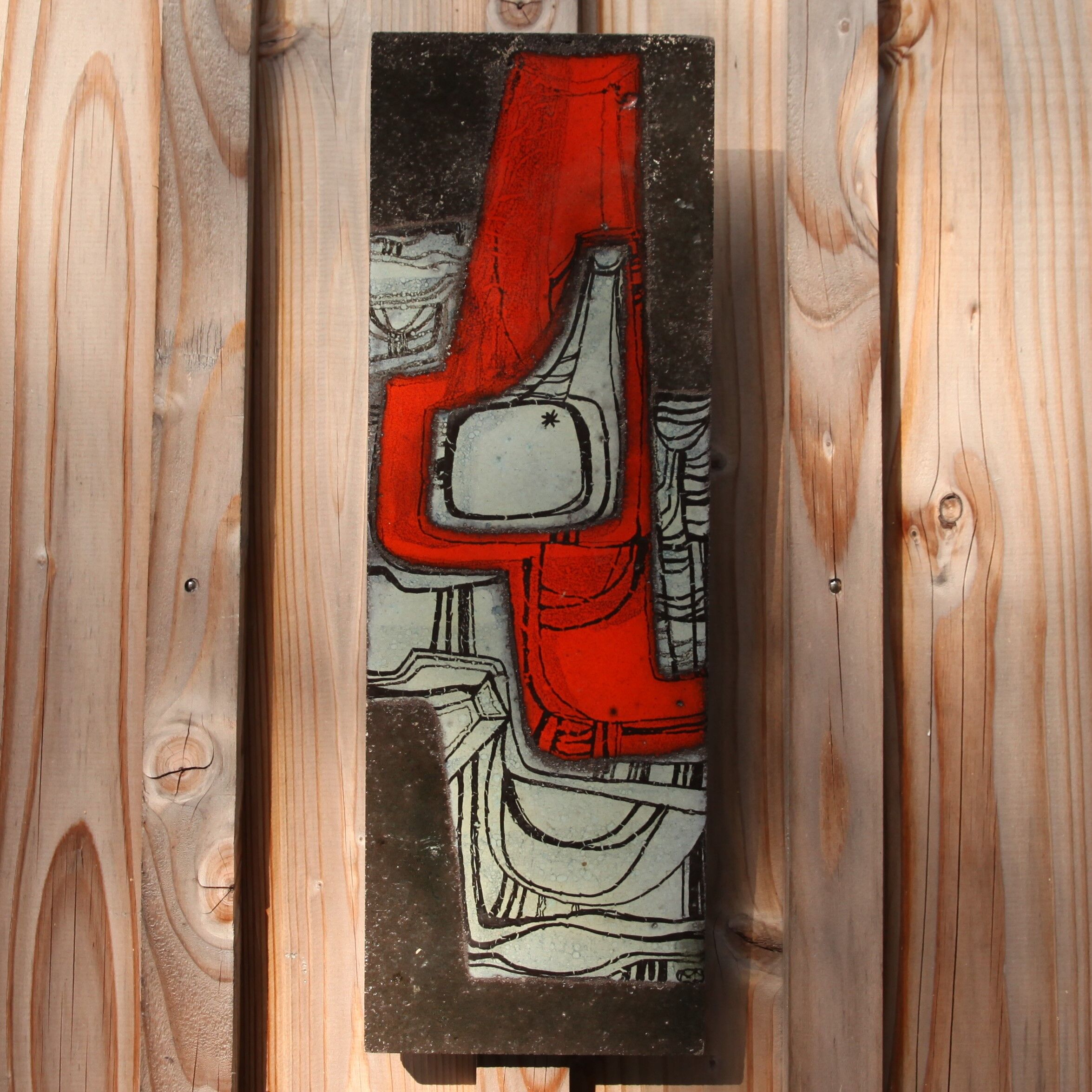 Enamelled lava wall plate