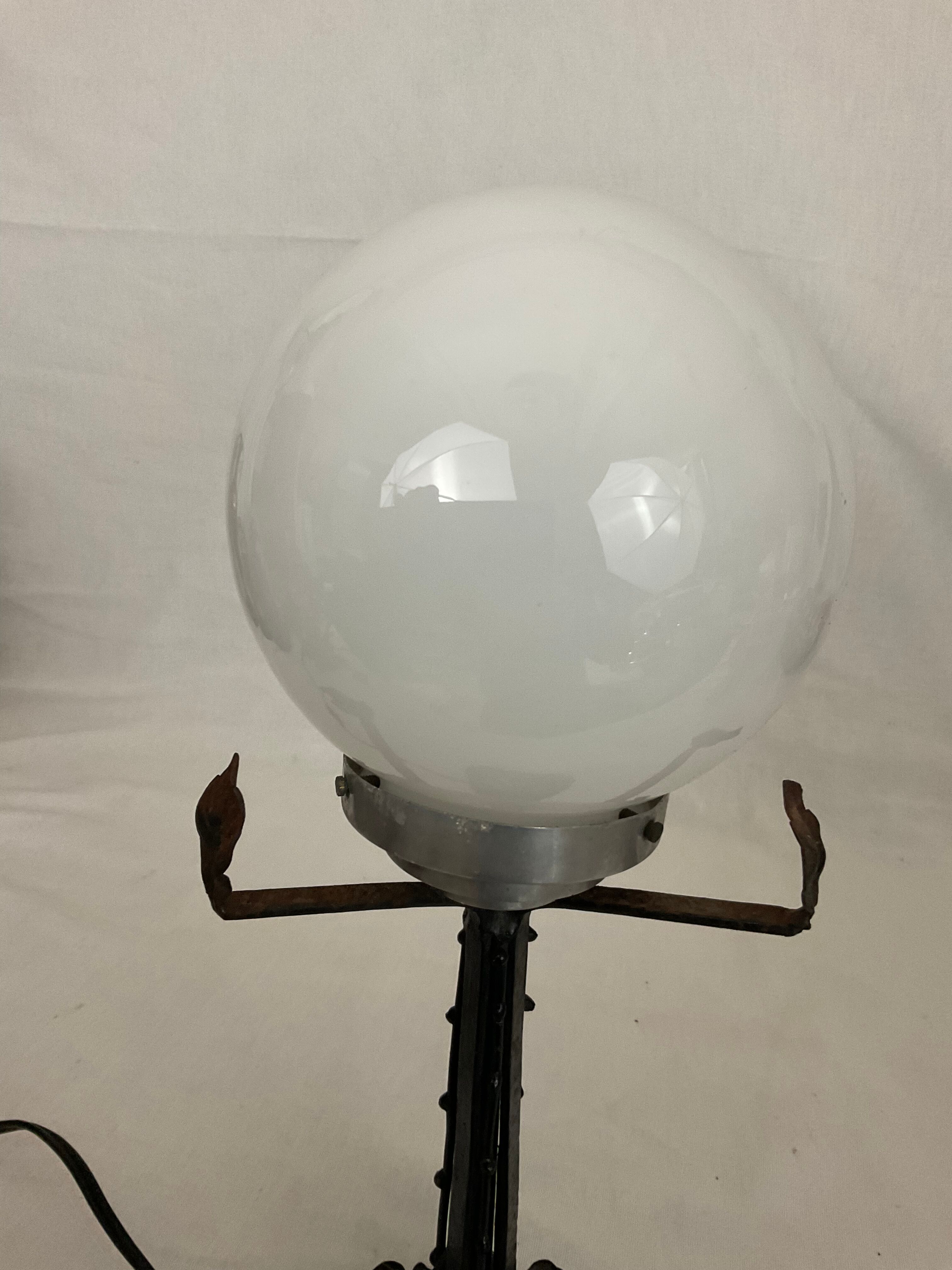 Lampe art nouveau art déco en fer forgé globe blanc
