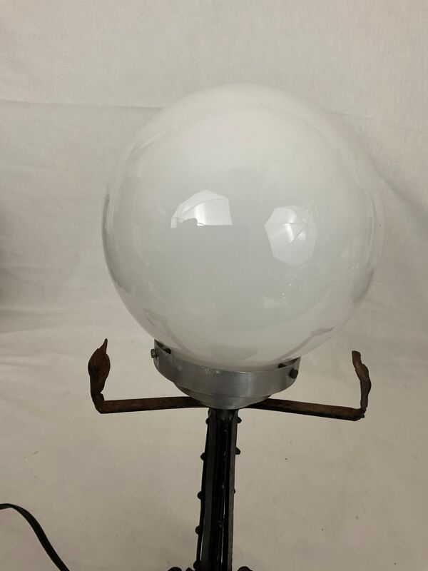 Lampe art nouveau art déco en fer forgé globe blanc