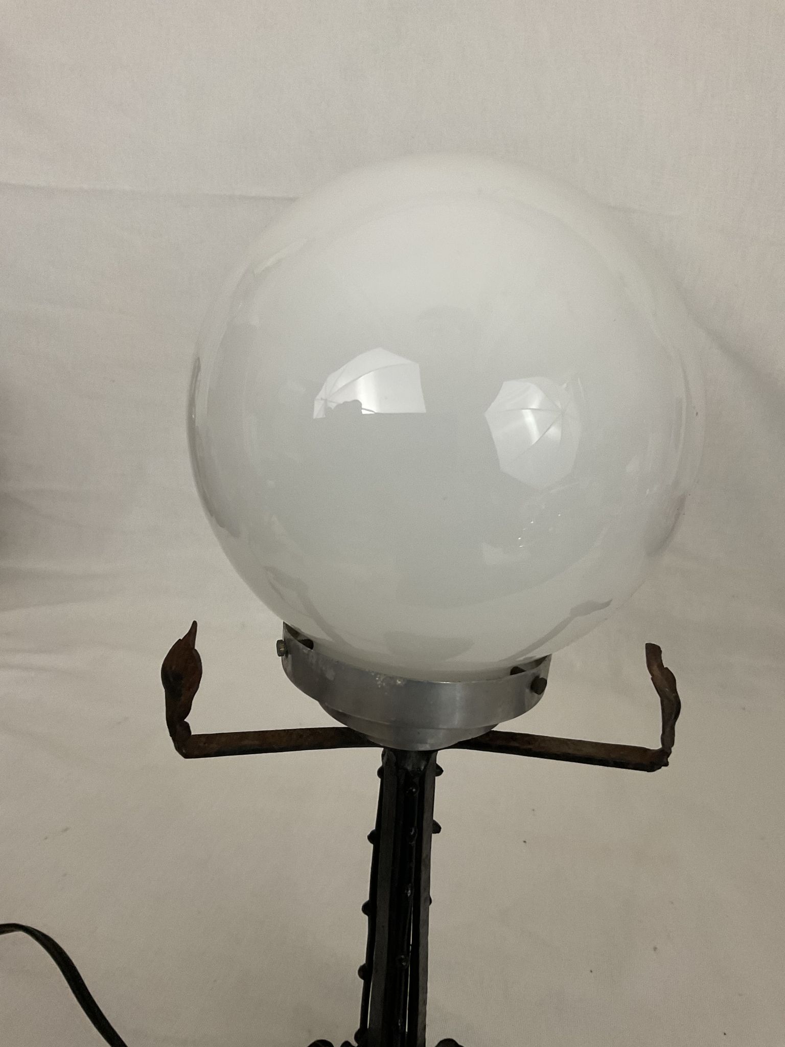 Lampe art nouveau art déco en fer forgé globe blanc