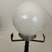 Lampe art nouveau art déco en fer forgé globe blanc
