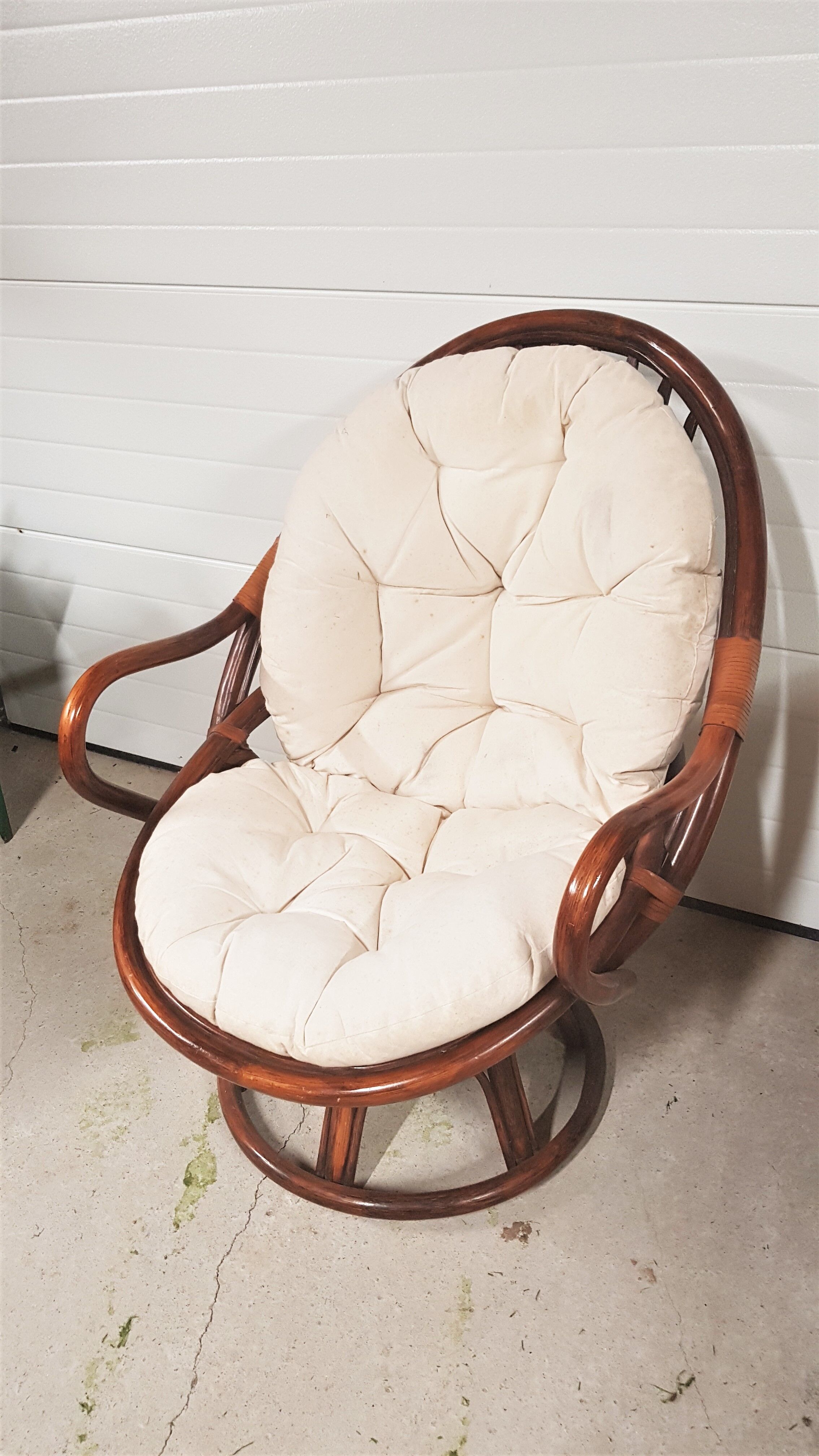 Rotating rattan chair