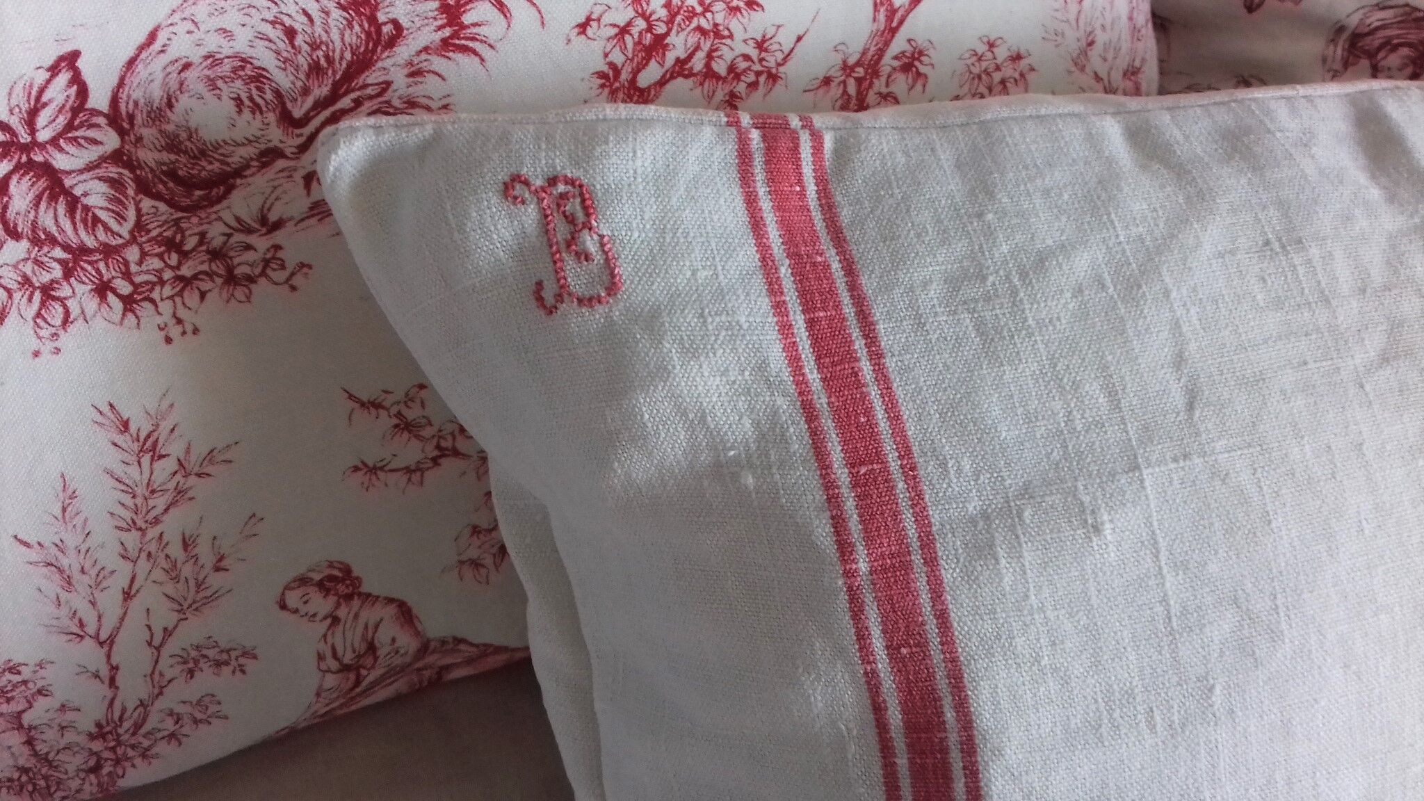 Cushion red stripes monogram B