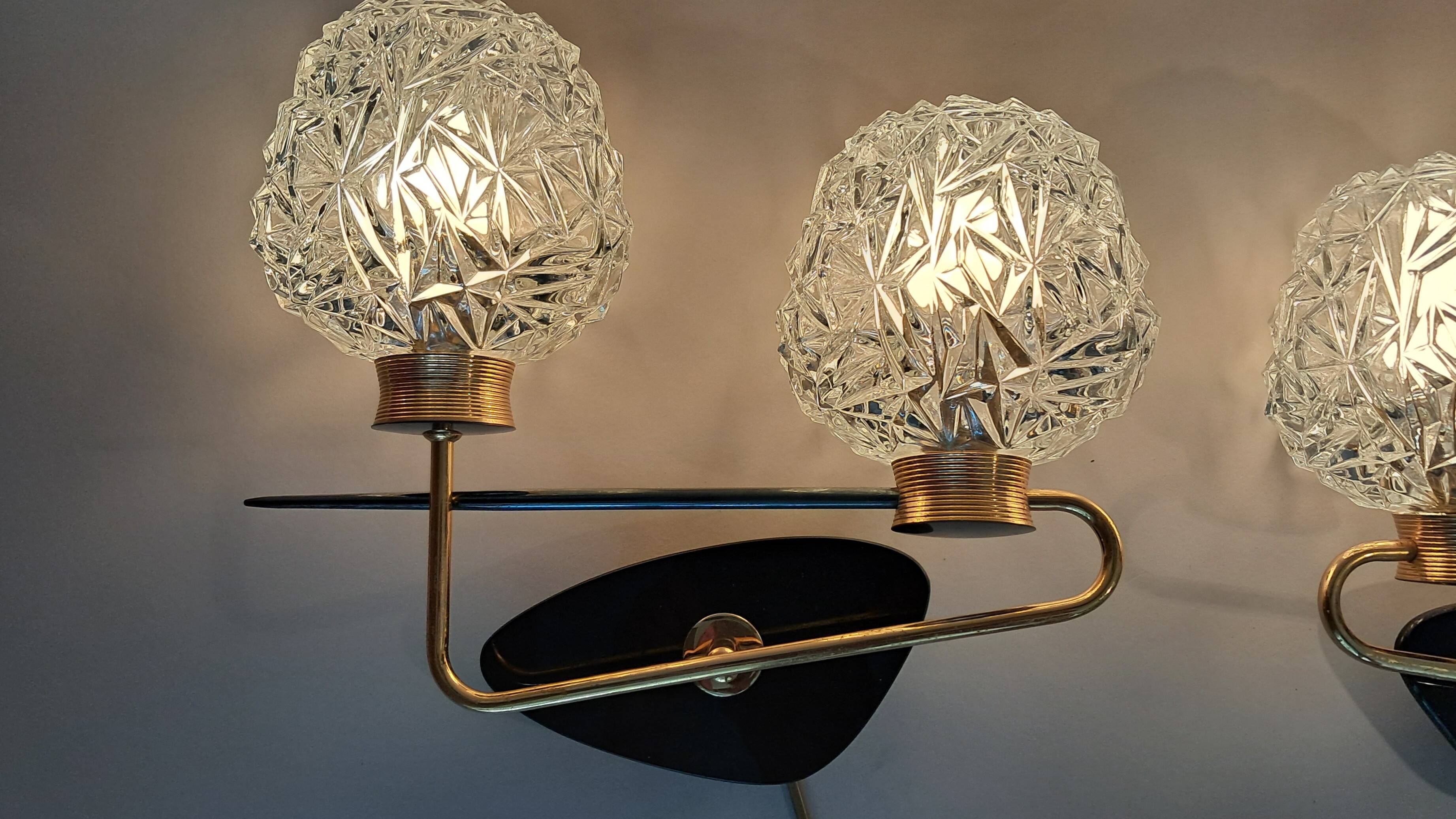 Paire d'appliques en laiton doré  à 2 feux 1950.