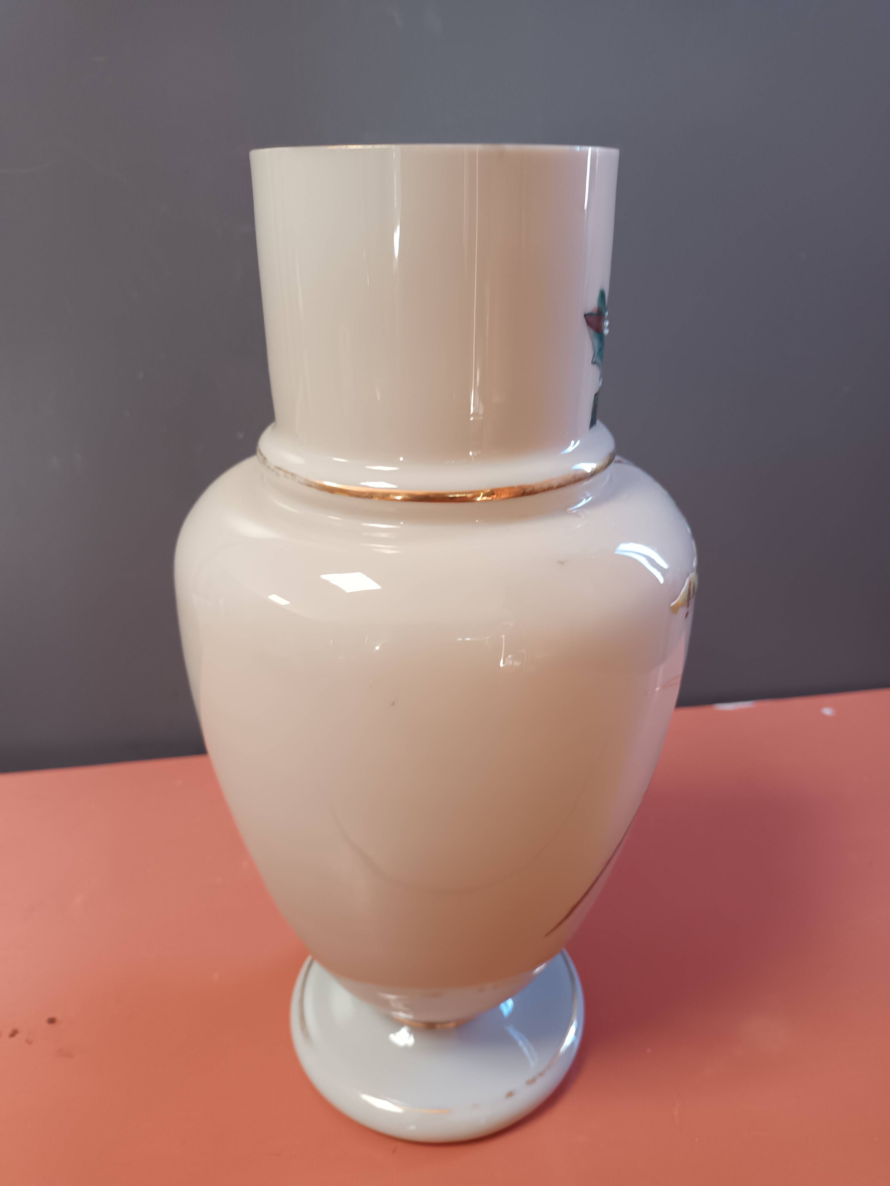 Vase opaline émaillée  papillon