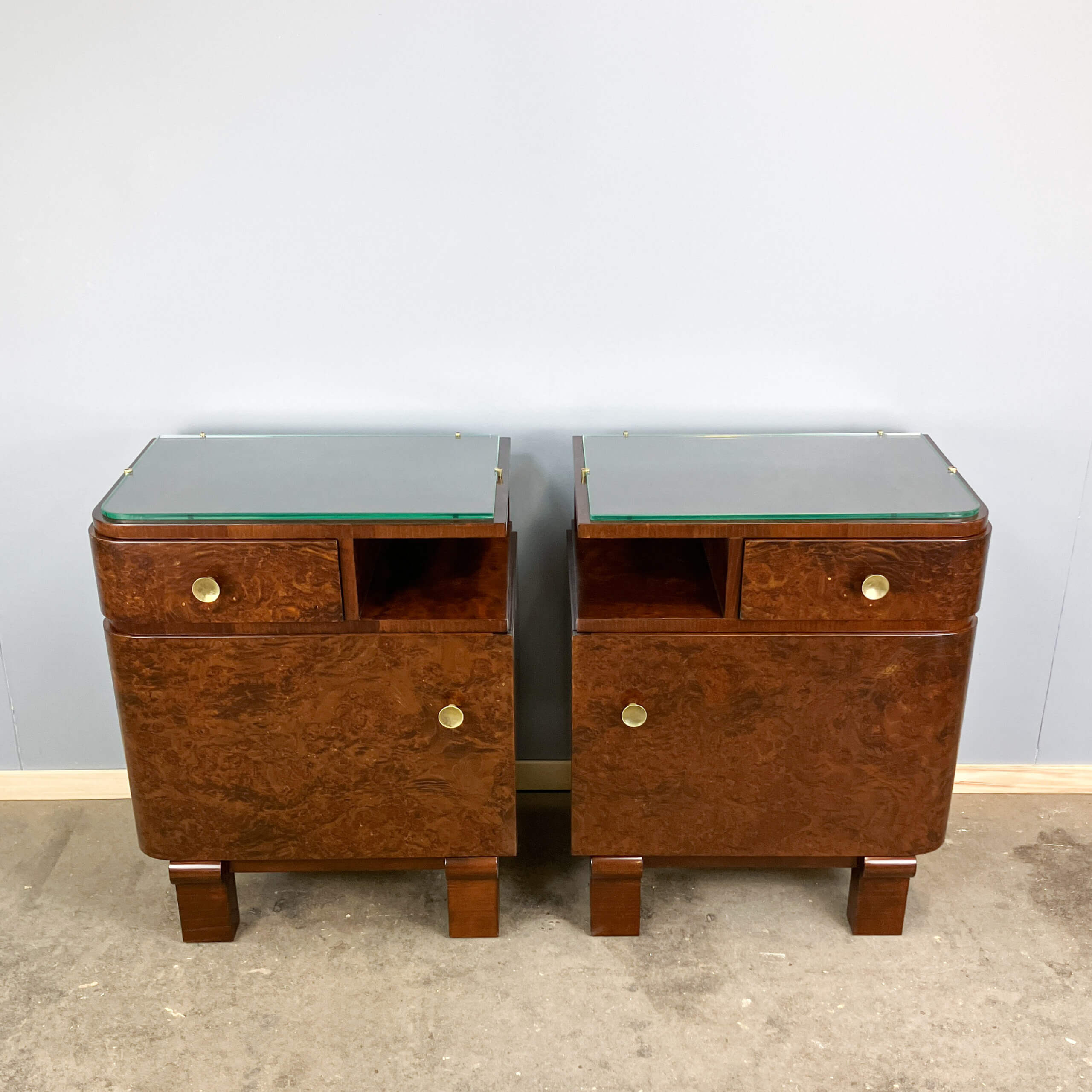 Tables de chevet Art Déco, bois de noyer avec plateaux en verre, années 1930