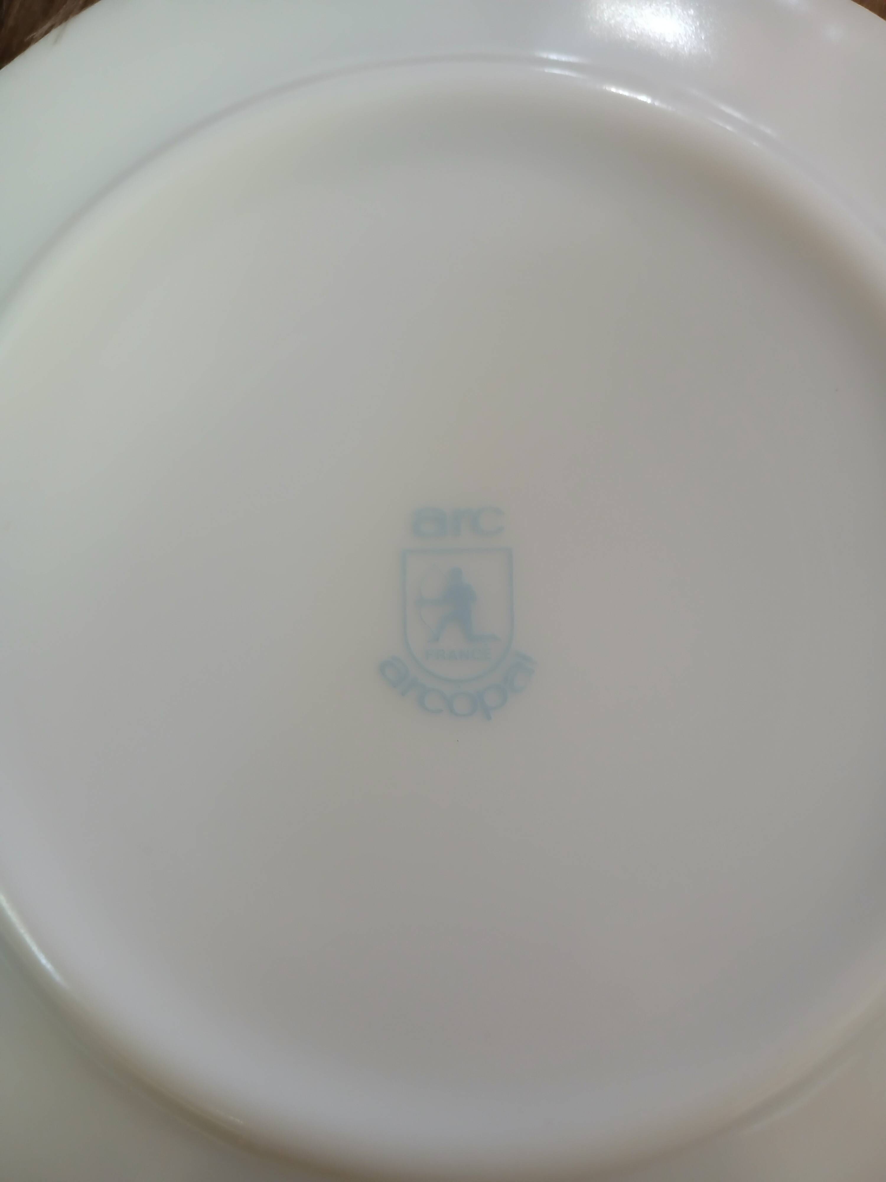 11 vintage dessert plates in Arcopal