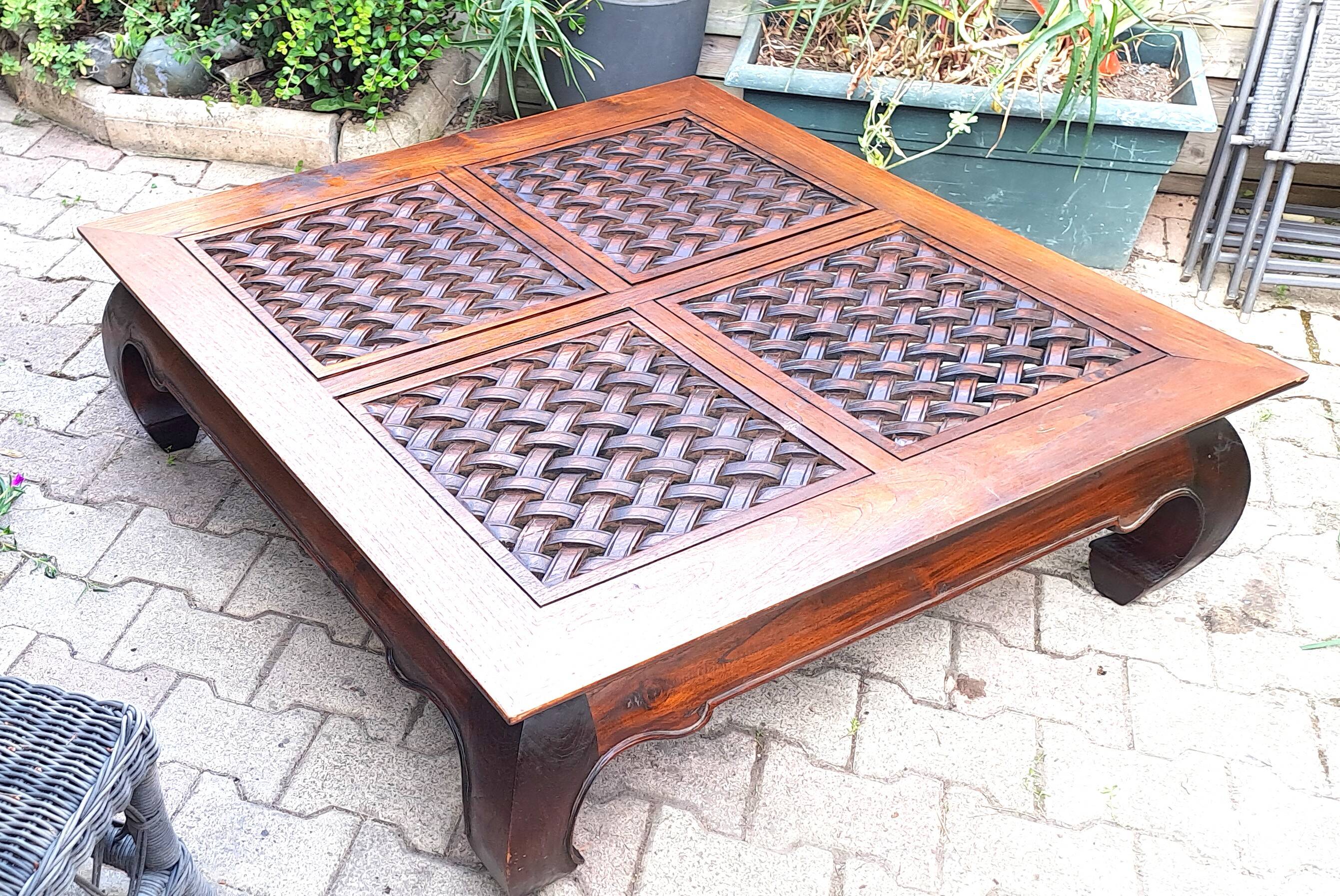 Table basse carrée en bois sculpté massif exotique Pier import, 1980