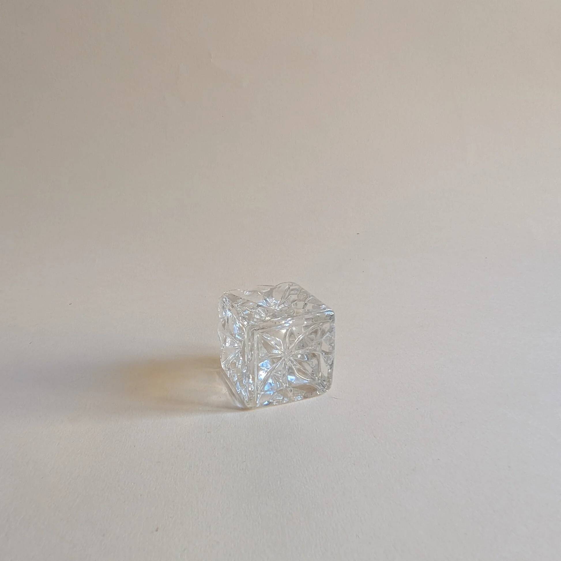 Ensemble de 4 bougeoirs en verre ciselé