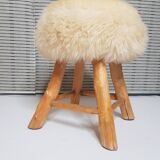 Pouf de style scandinave recouvert de peau de mouton