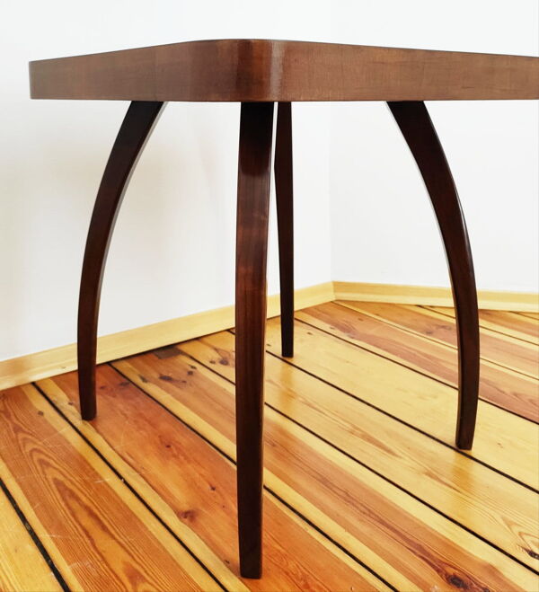 Table par J. Halabala pour UP Závody Tchécoslovaquie, années 1940