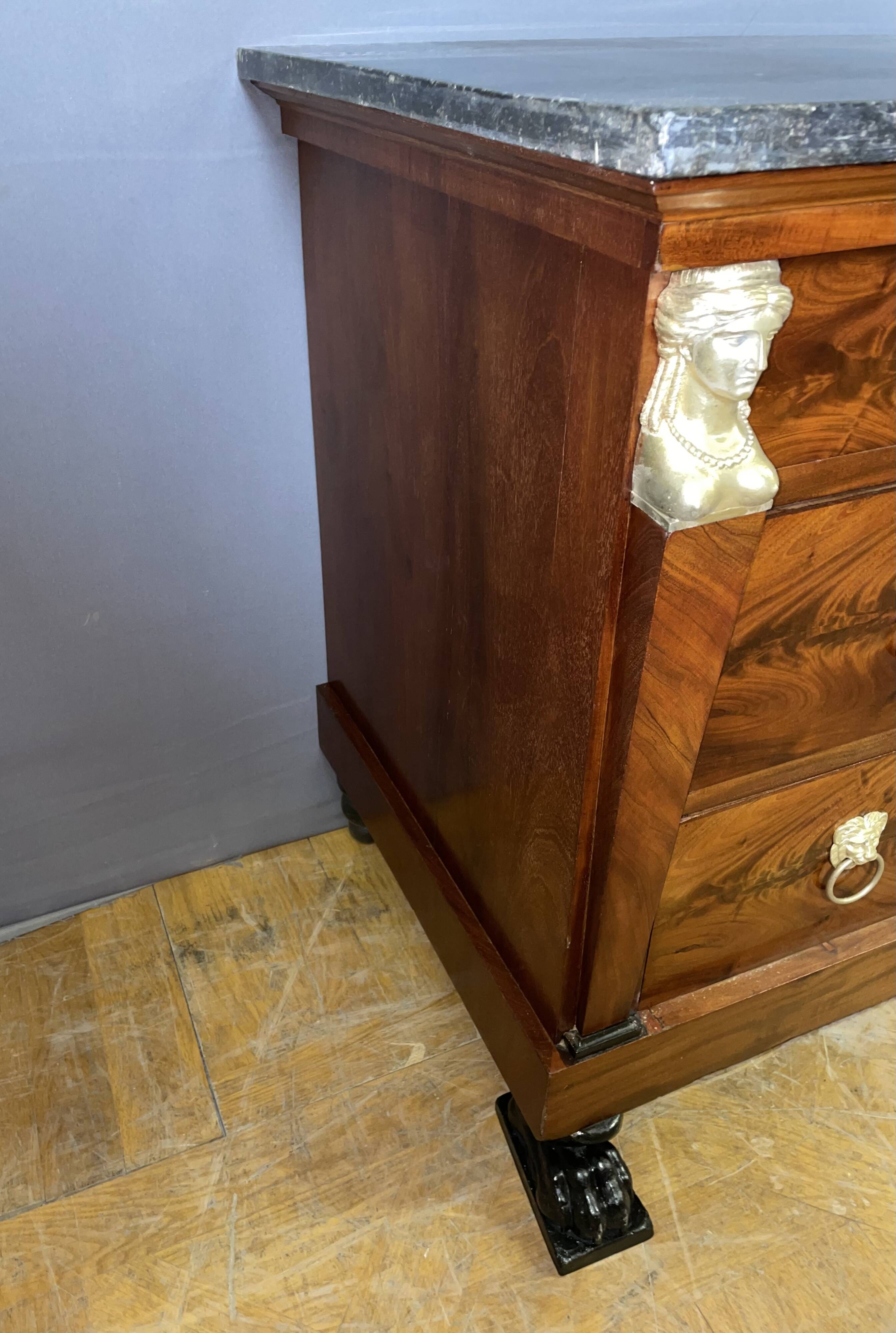 Consulate period chest of drawers in mahogany and mahogany veneer