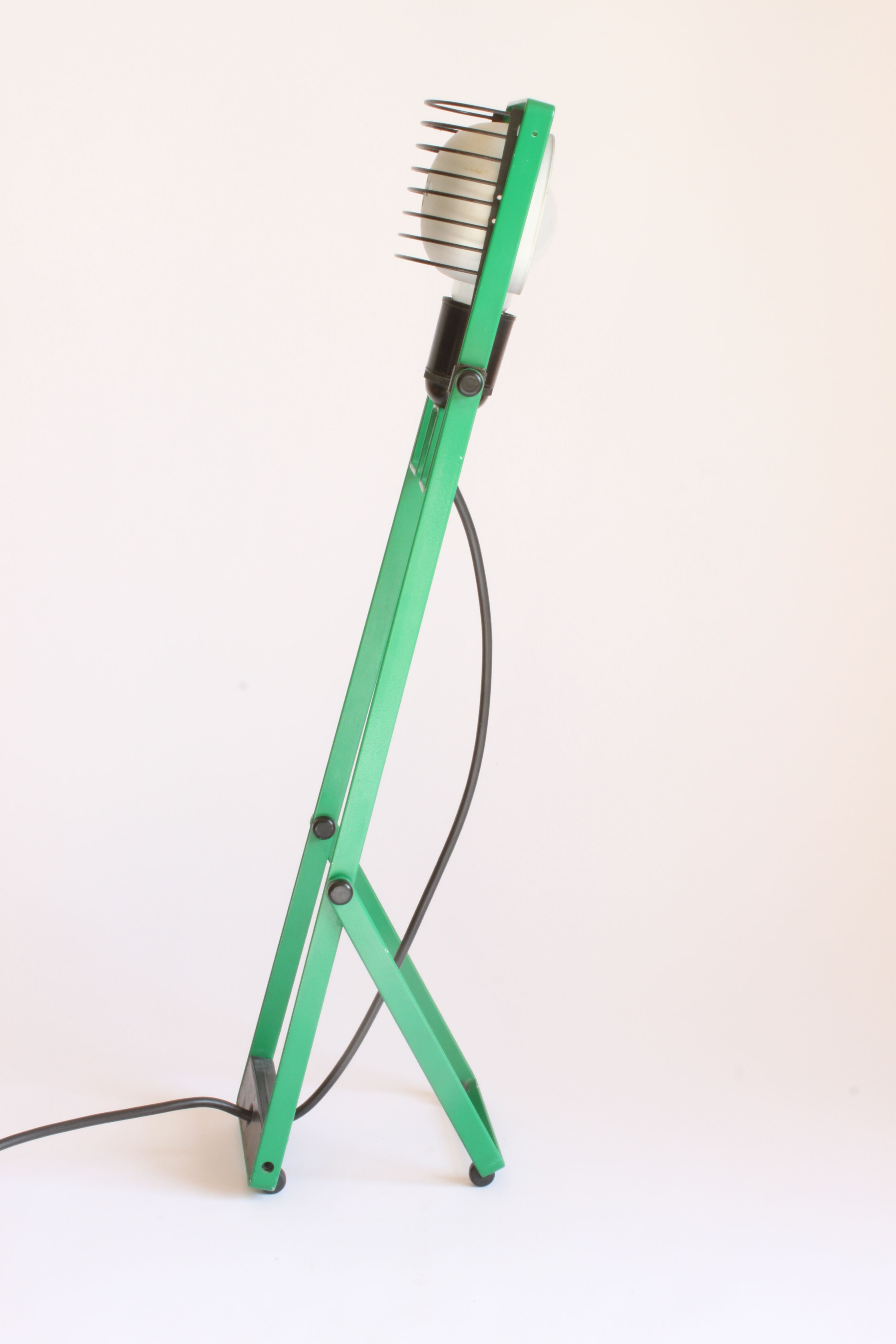 Green "Sintesi" table lamp by Ernesto Gismondi for Artemide, 1976.