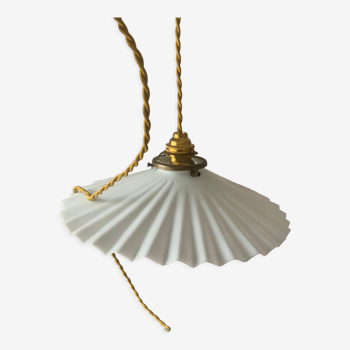 Suspension opaline blanche plissée vintage